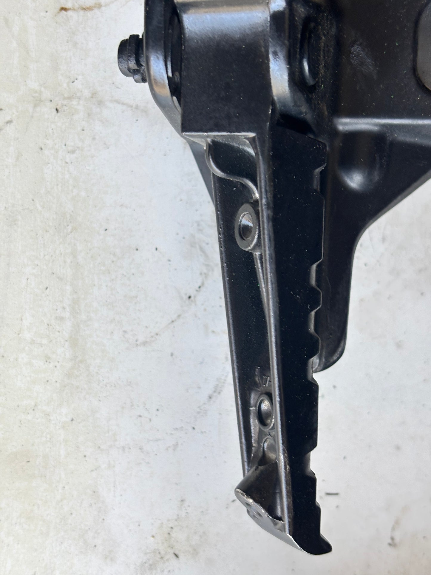 Platine Repose pied arrière gauche Yamaha tracer 900 2015/2020