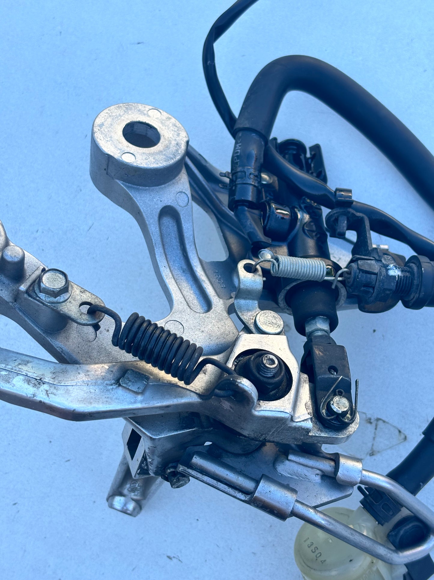 Platine conducteur droite / repose cale pied Yamaha MT 09 2013/2020