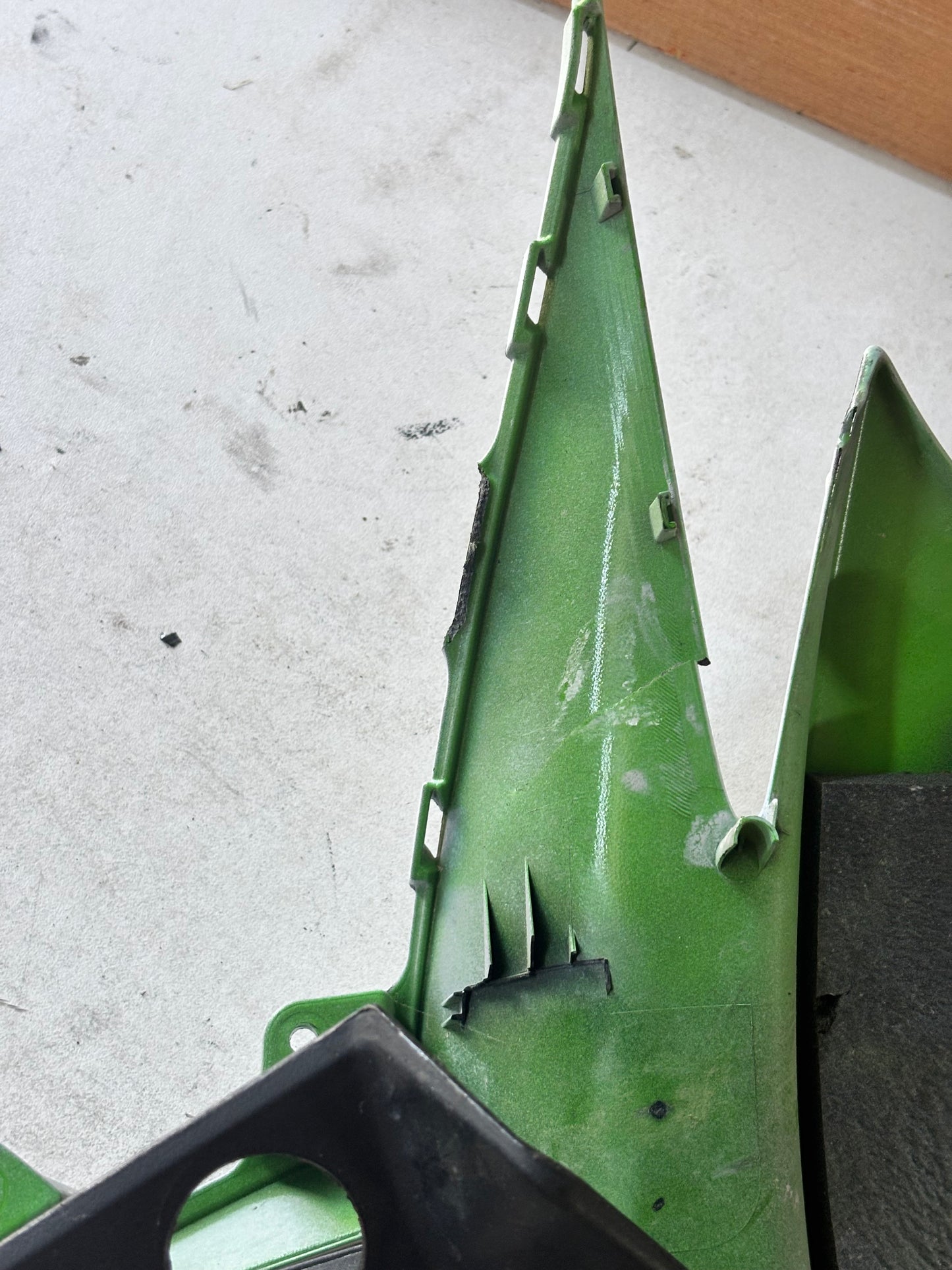 Panneau flanc gauche Kawasaki zx6r 2009/2012 à réparer