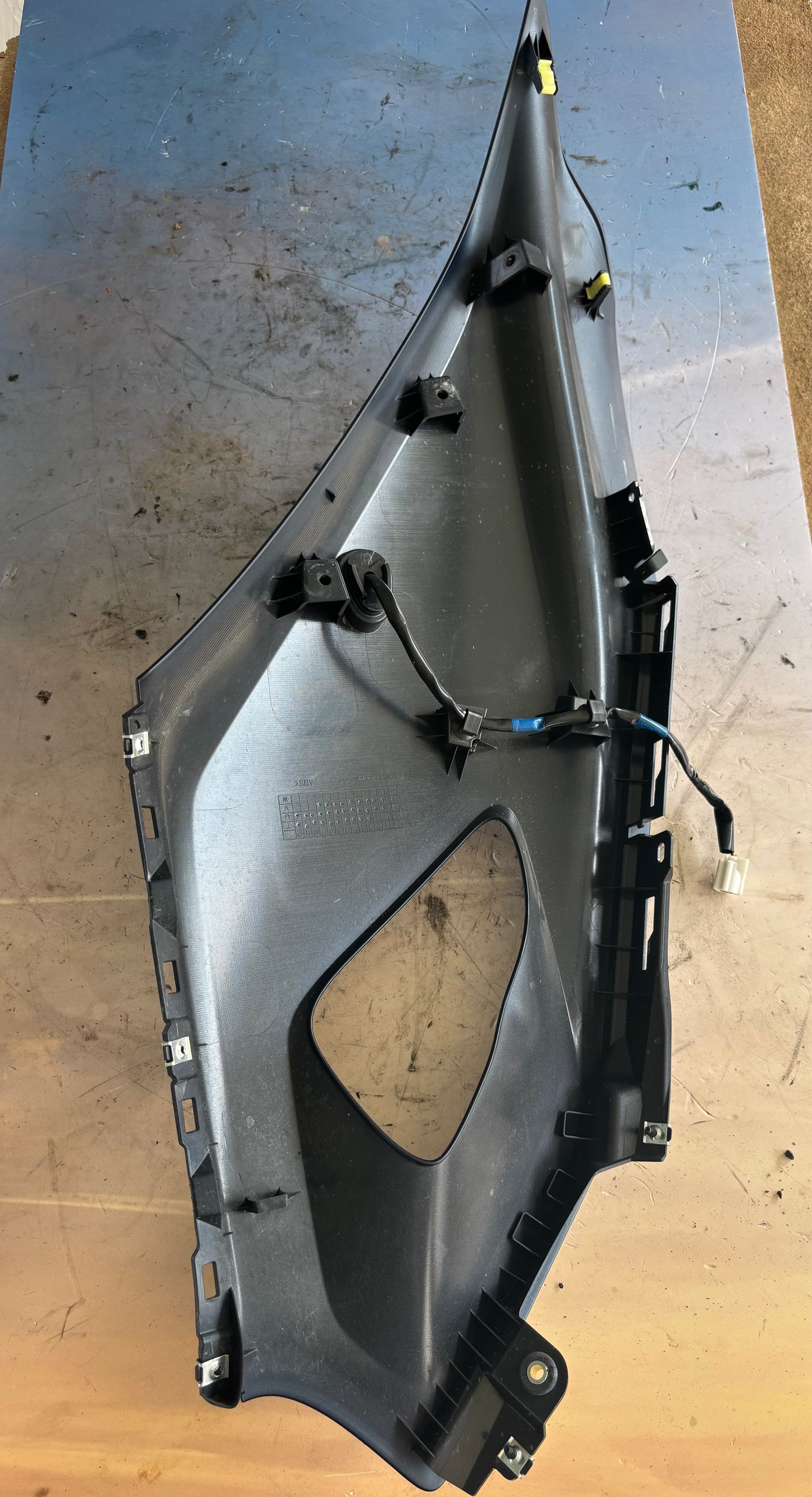 Carénage panneau flanc droit supérieur Yamaha r7 2021-2024