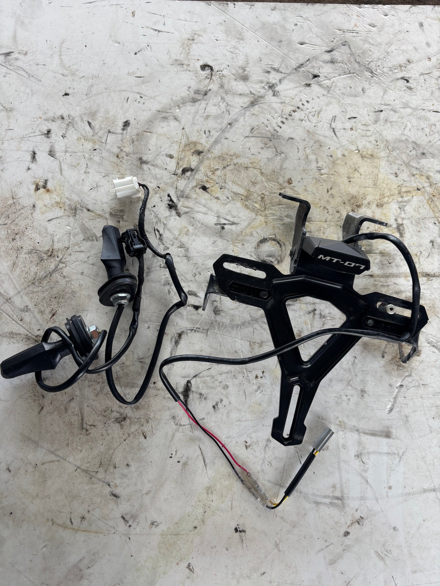 Original kurzer Kennzeichenhalter für Yamaha MT 07 2021-2024