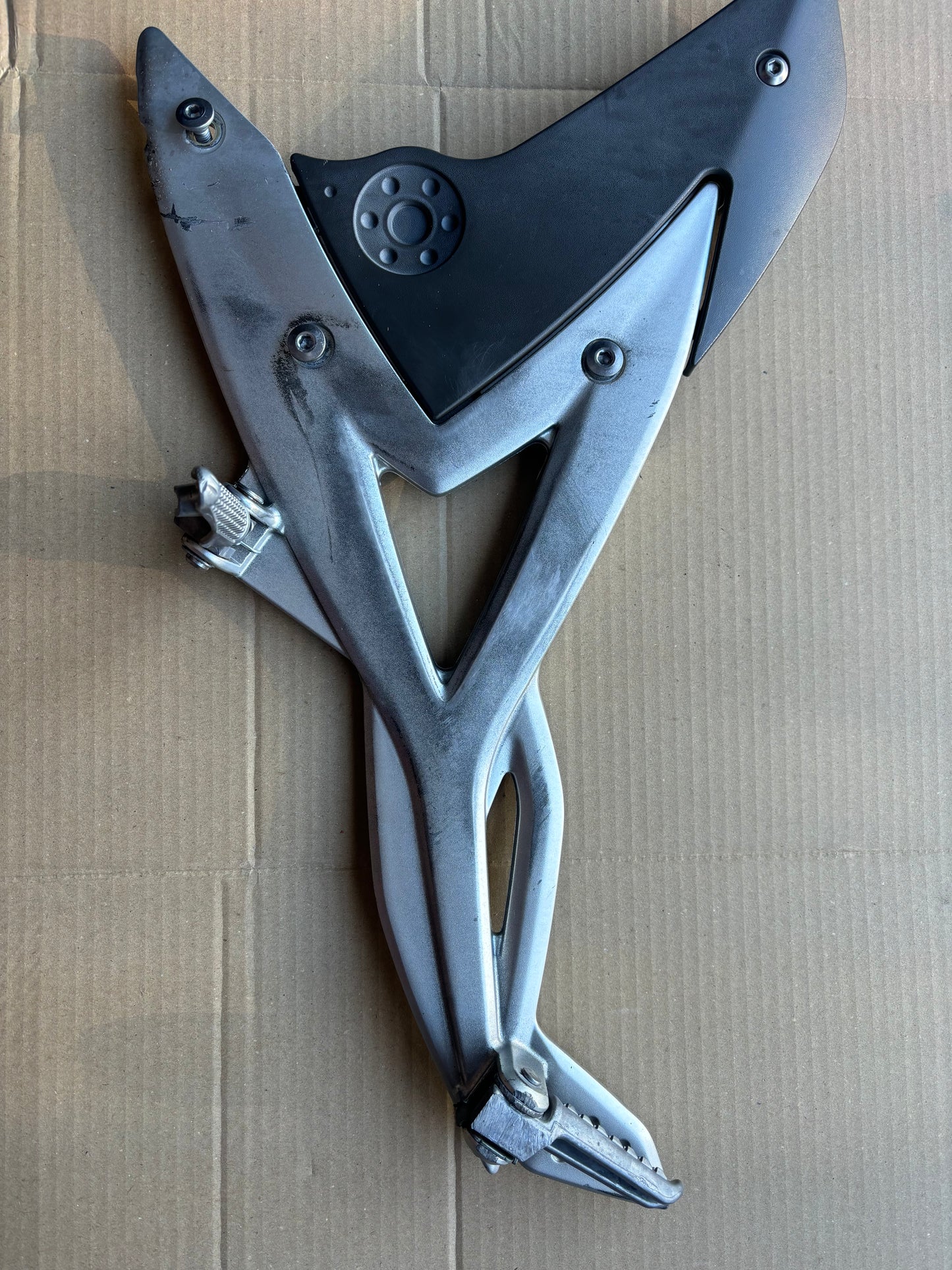 Platine repose cale pied gauche kawasaki er6n er6f 2005/2008