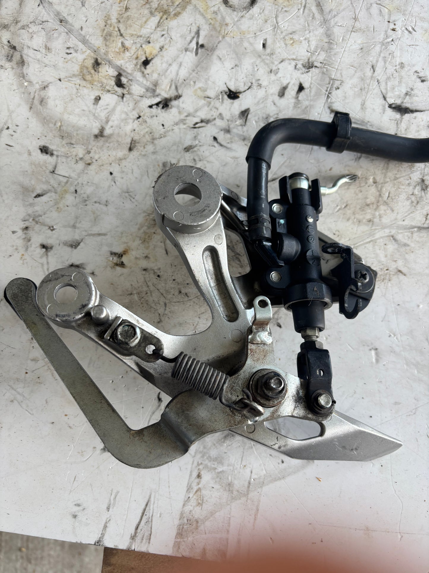 Platine conducteur droite pédale frein Yamaha tracer 900 2015/2020
