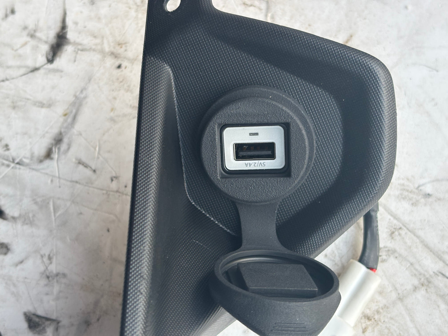 Entourage compteur prise usb 12V yamaha tracer 700 GT 2023-2024