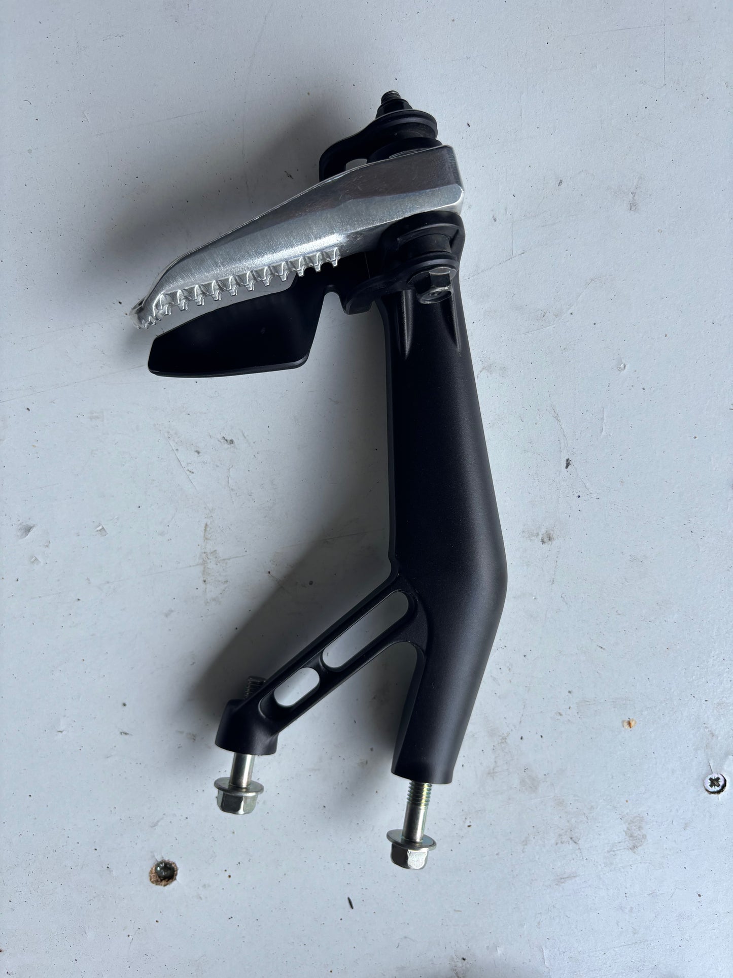 Platine repose pied étrier gauche Yamaha r7 2021-2024 2CR2741L0100