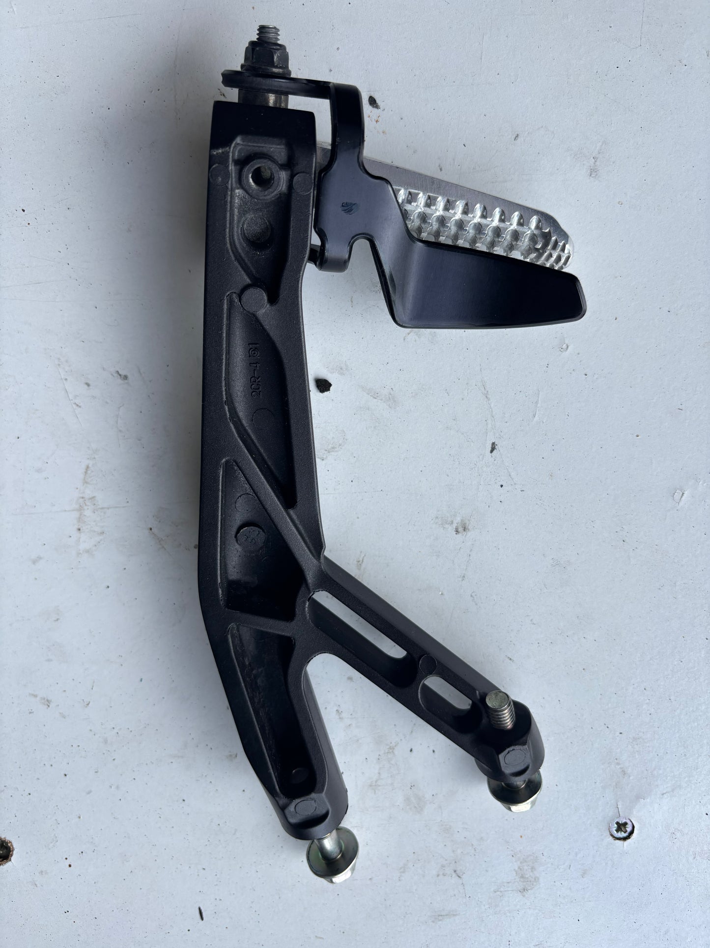 Platine repose pied étrier gauche Yamaha r7 2021-2024 2CR2741L0100