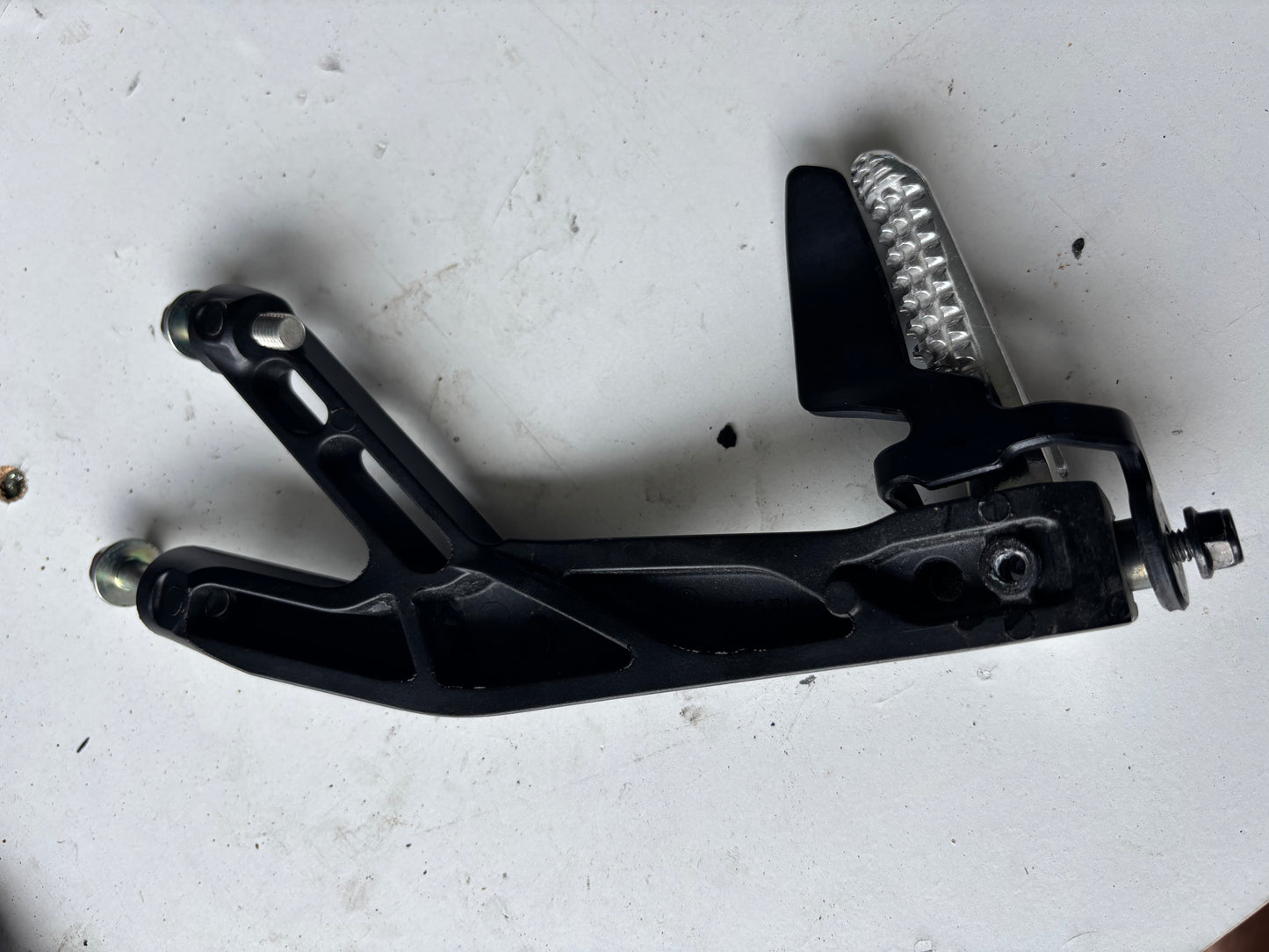 Platine repose pied étrier droit Yamaha r7 2021-2024 2CR2742L0100
