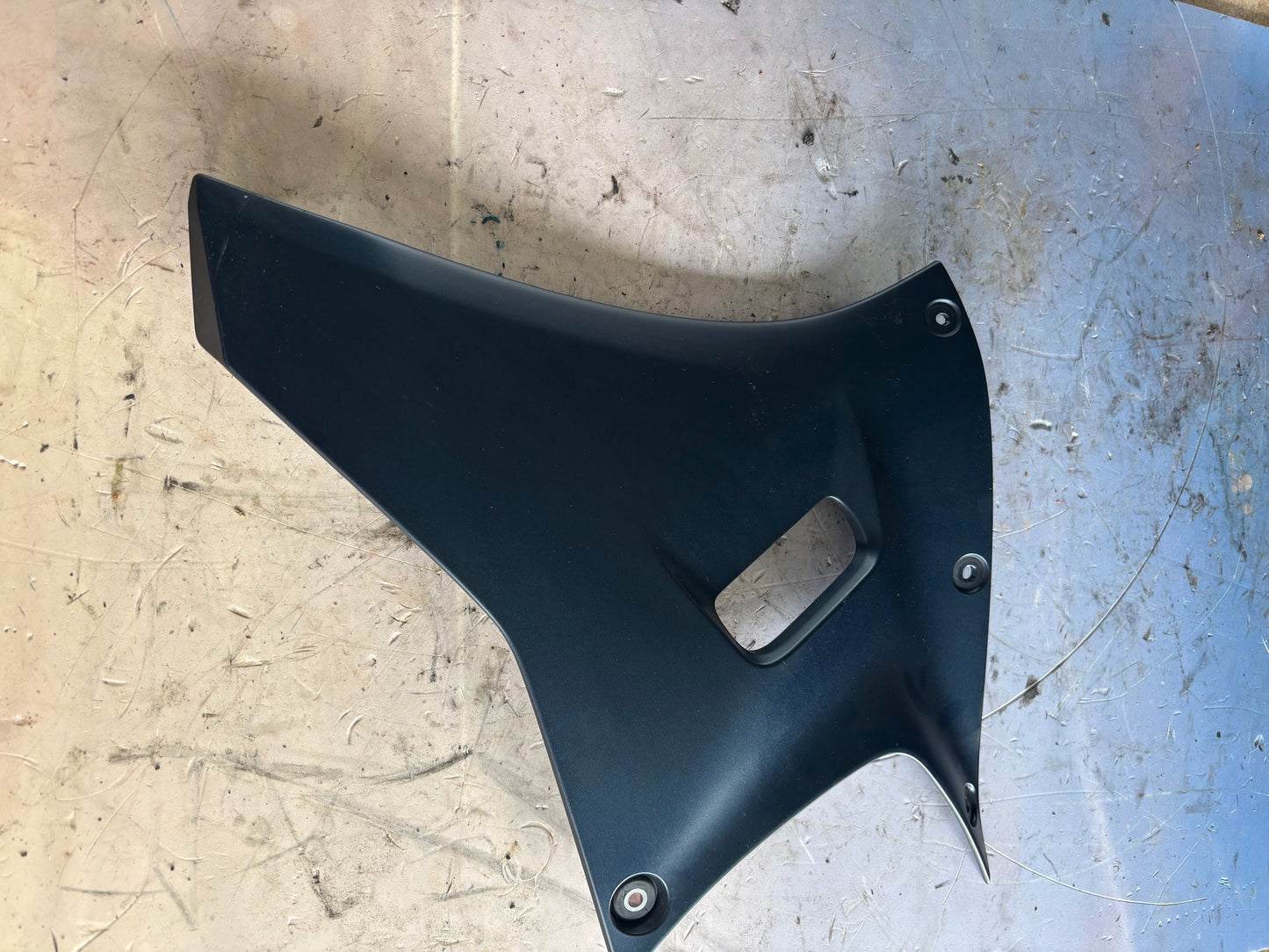 Carénage panneau flanc gauche inférieur Yamaha r7 2021-2024 BEB2172G00P0