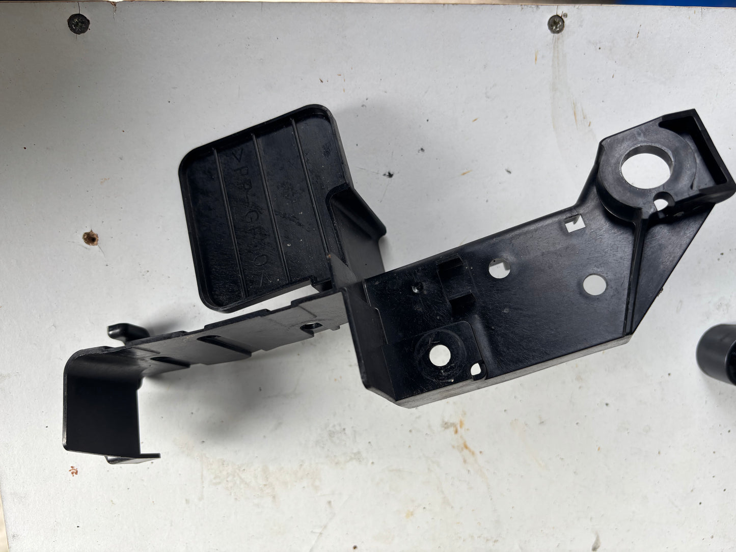 Support couvercle relais gauche Yamaha r7 2021-2024 BEB2117N0000