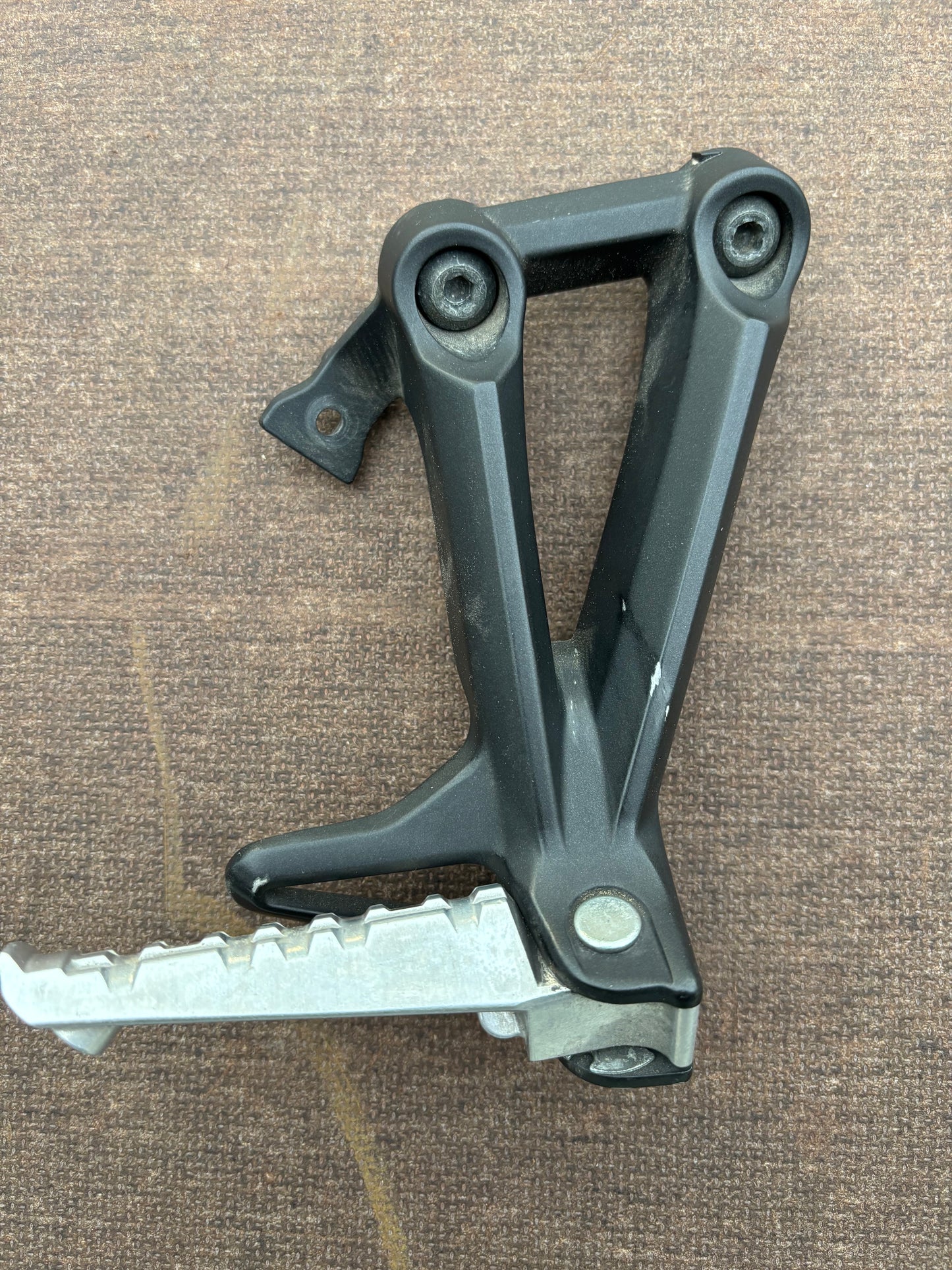 Platine repose pied passager arrière droite Yamaha MT09 mt 09 2017/2020