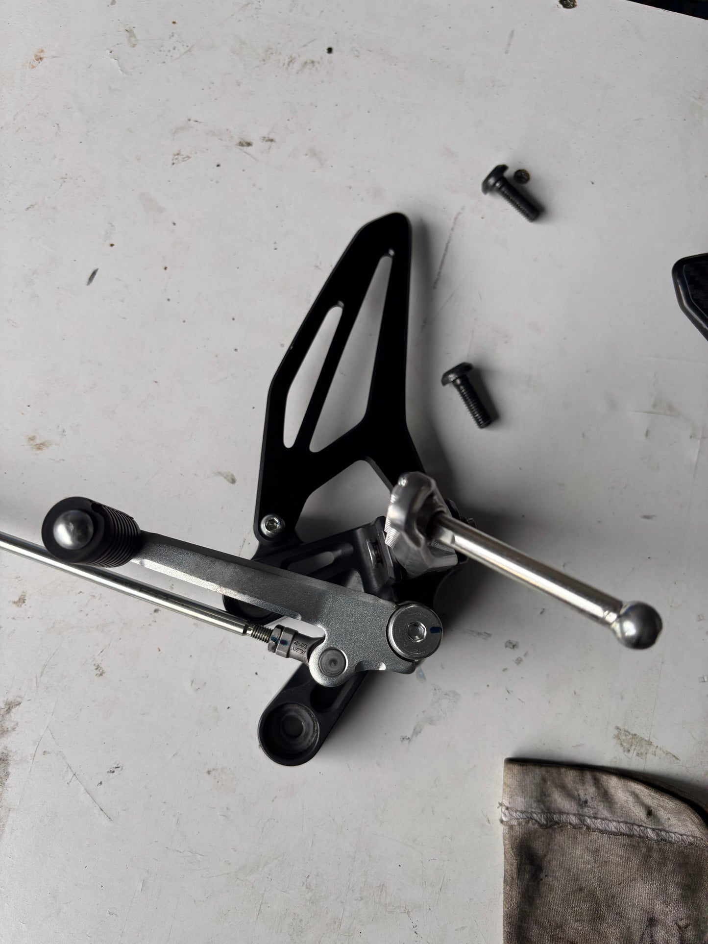 Platine sélecteur de vitesse gauche Yamaha r7 2021-2024