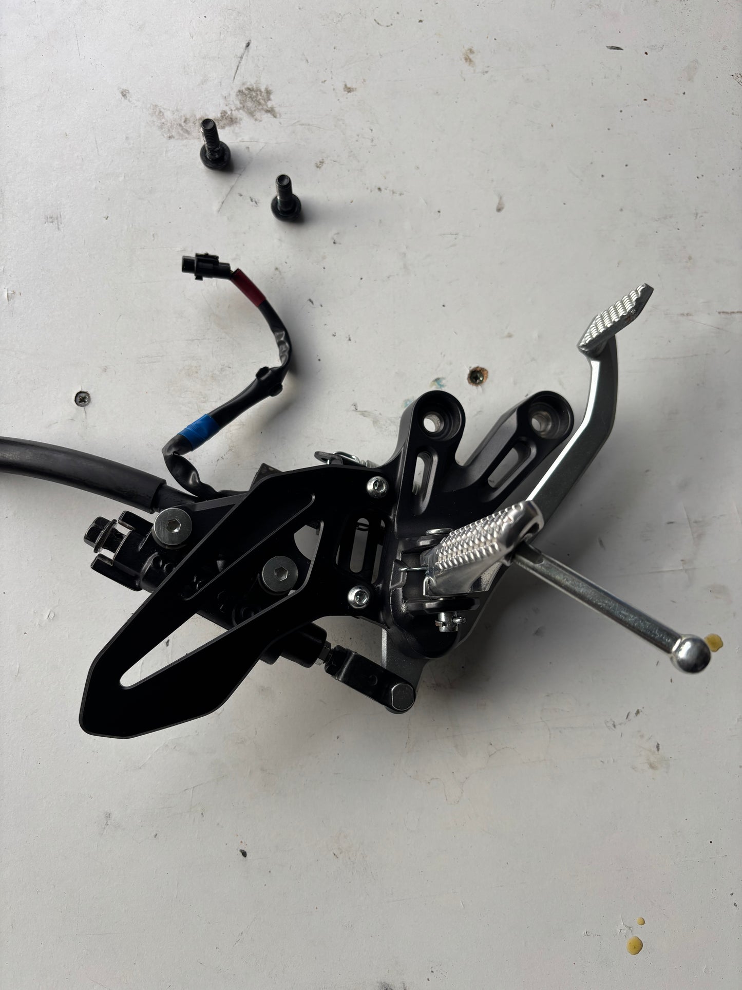 Platine droite de frein maître cylindre r7 2021-2024