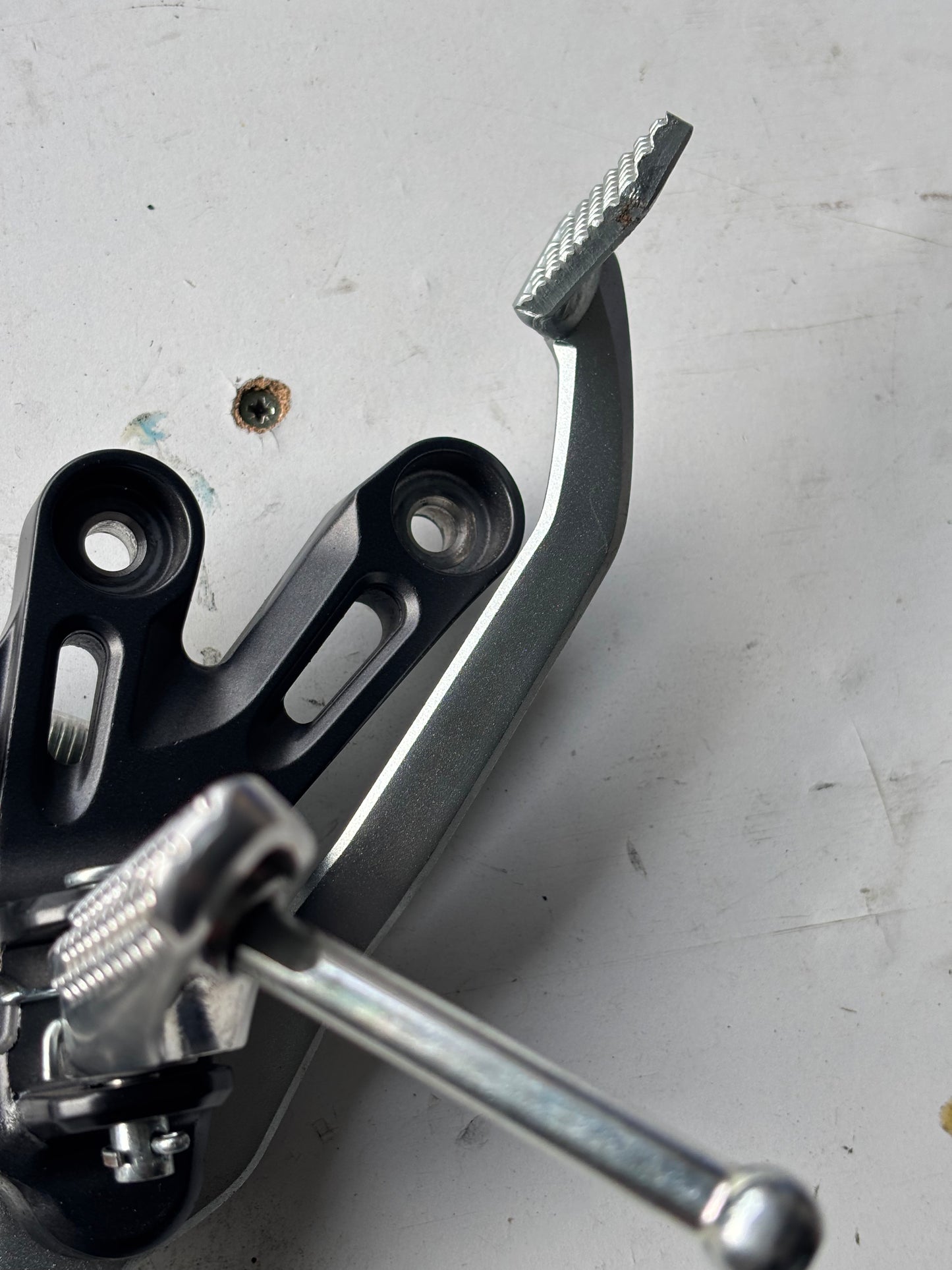 Platine droite de frein maître cylindre r7 2021-2024