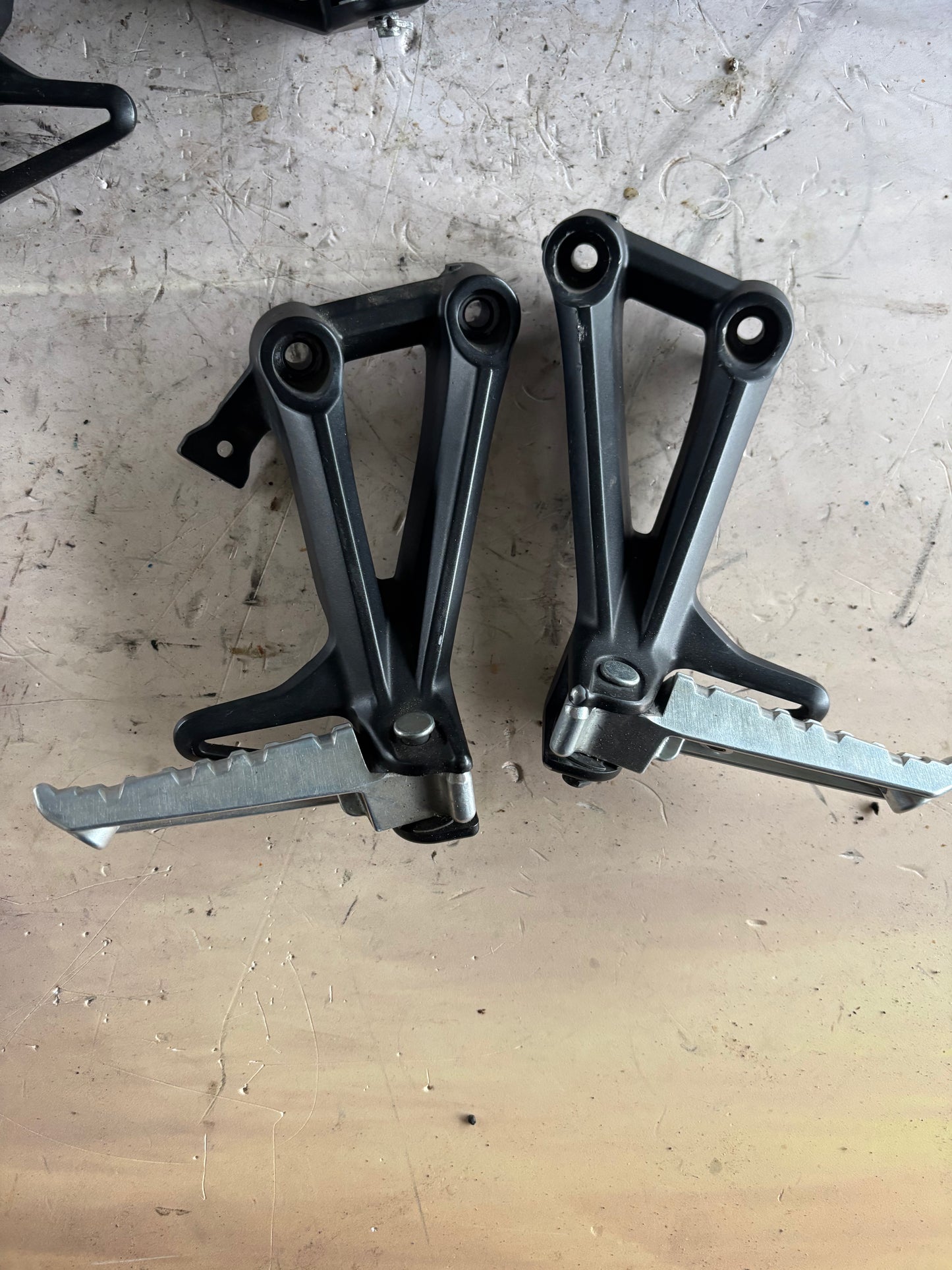 Paire platine repose cale pied arrière Yamaha mt09 2013/2020