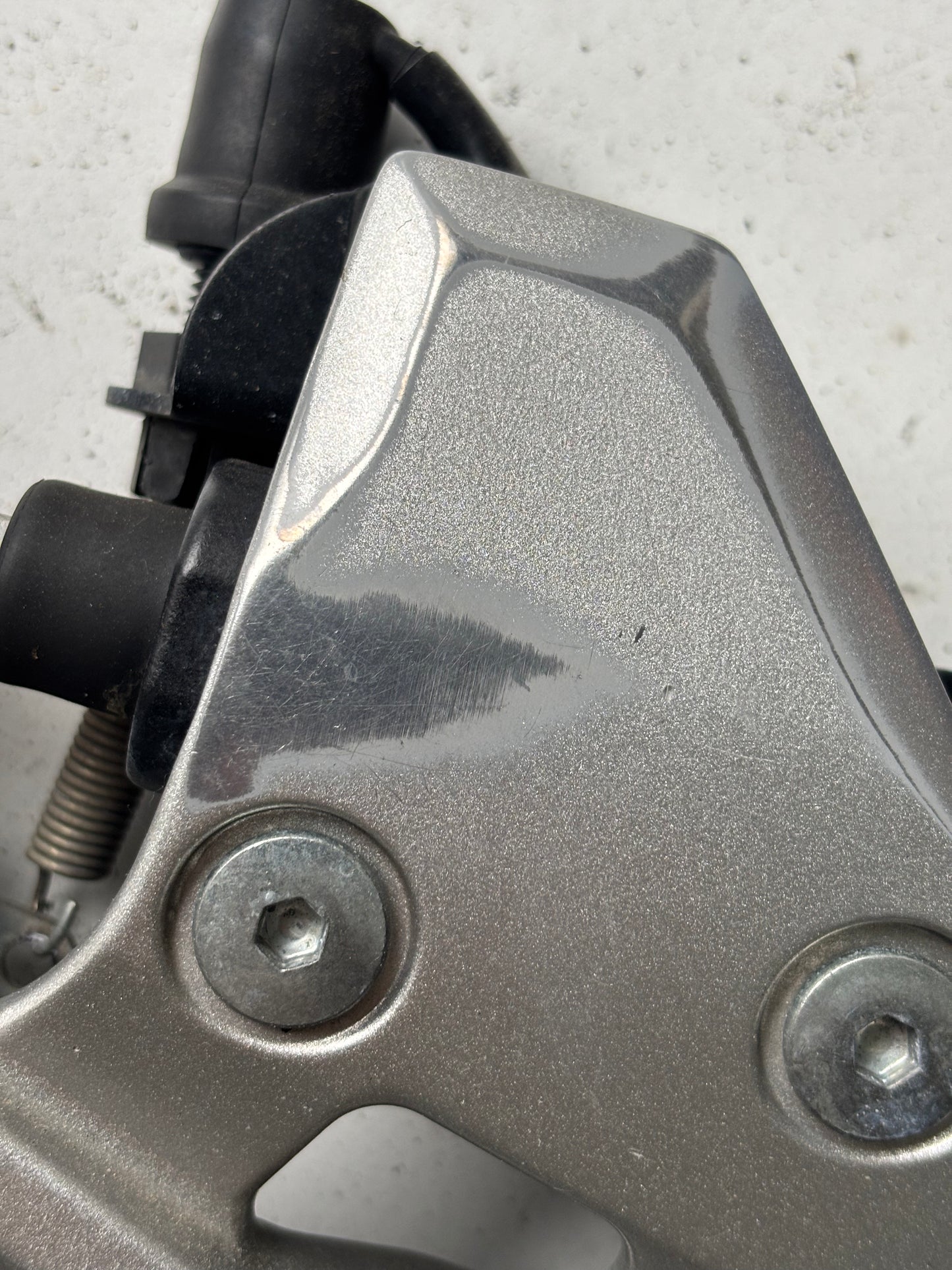 Platine conducteur droite / repose cale pied Yamaha MT 09 2013/2020