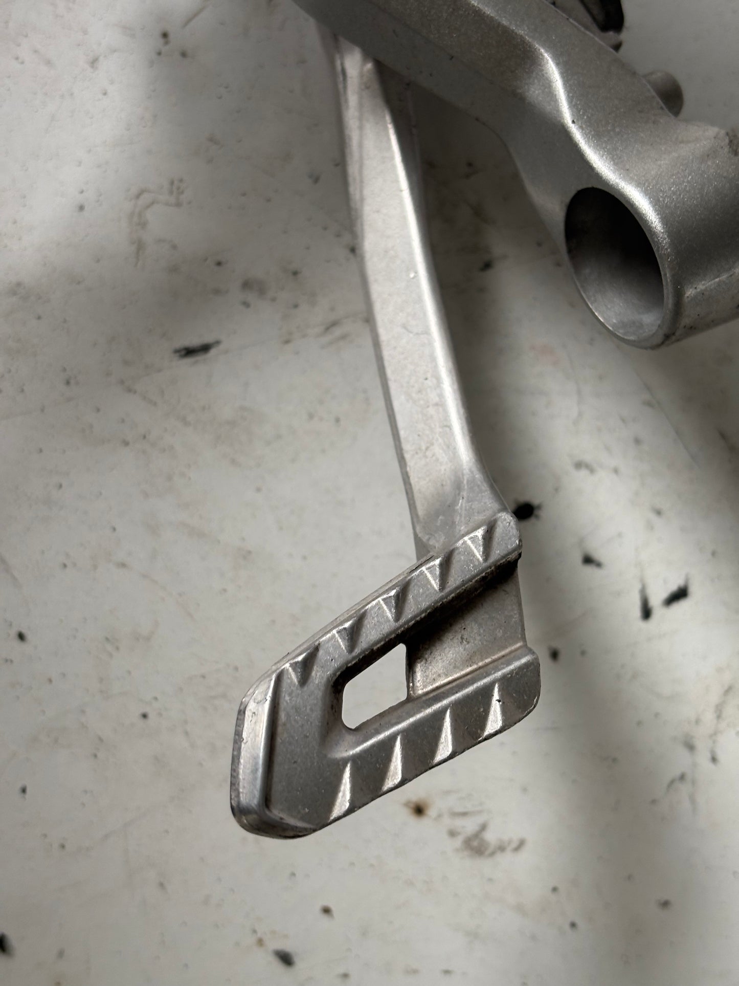 Platine conducteur droite / repose cale pied Yamaha MT 09 2013/2020