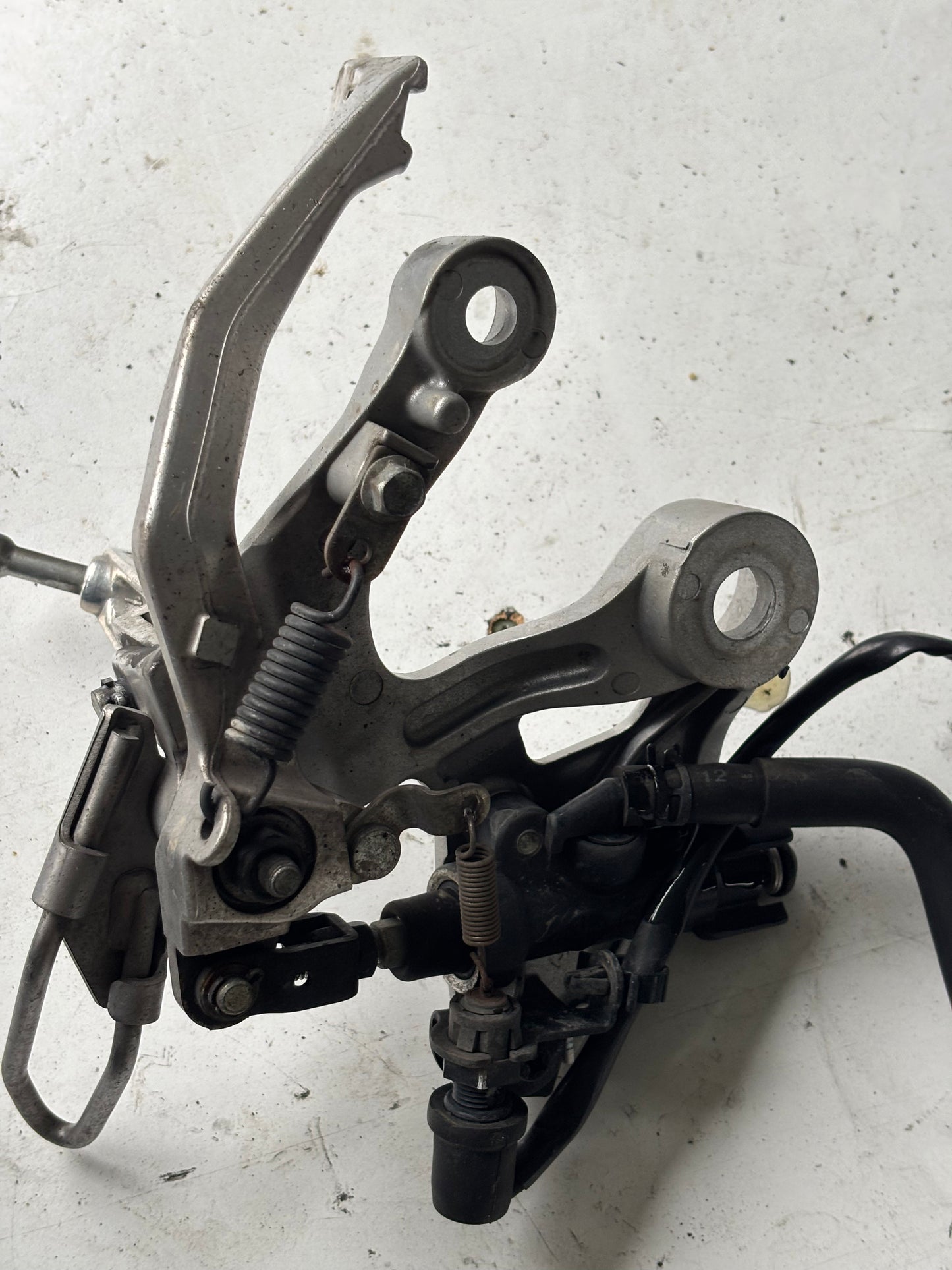 Platine conducteur droite / repose cale pied Yamaha MT 09 2013/2020