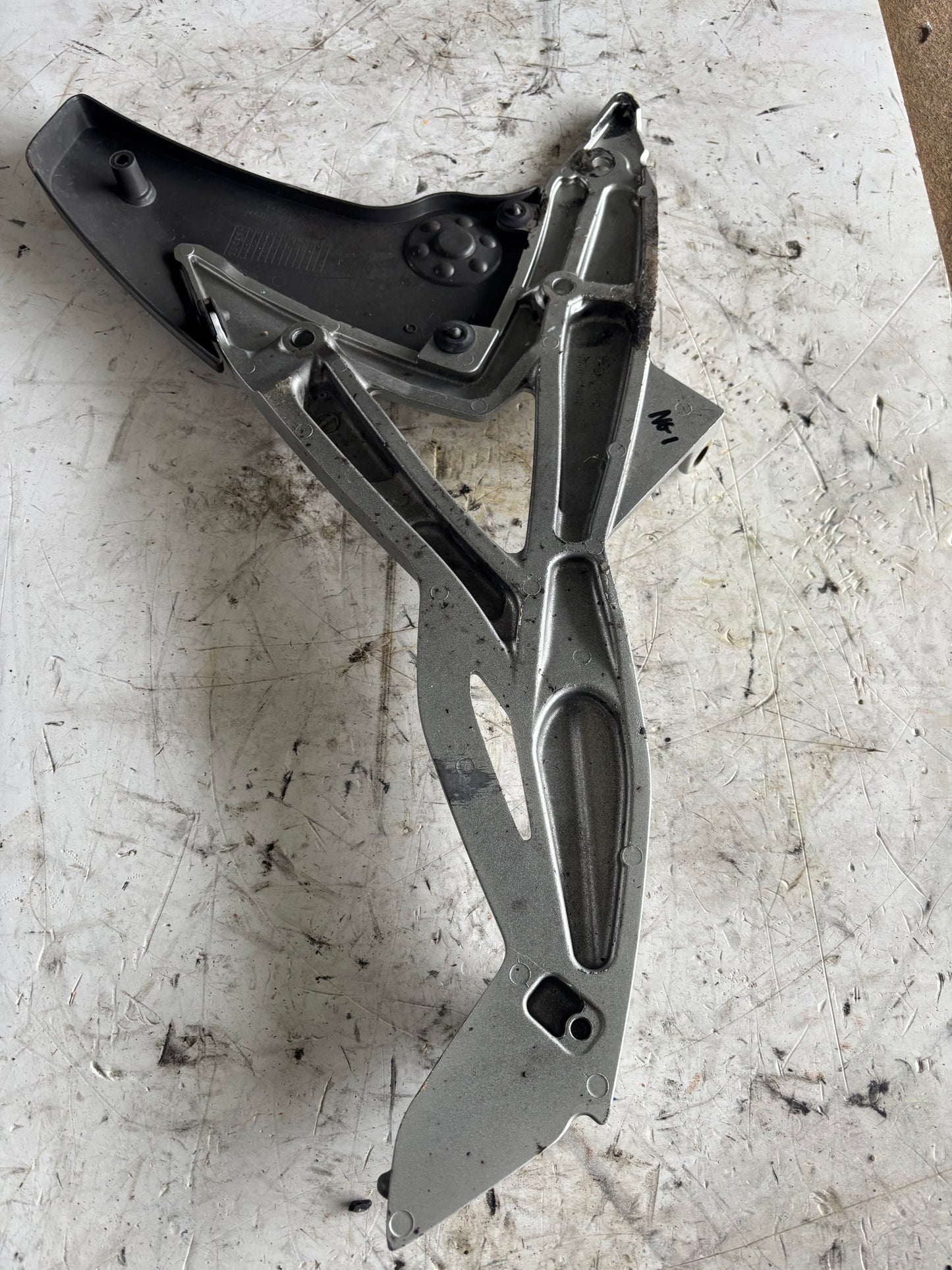 Platine repose cale pied gauche kawasaki er6n er6f 2005/2008