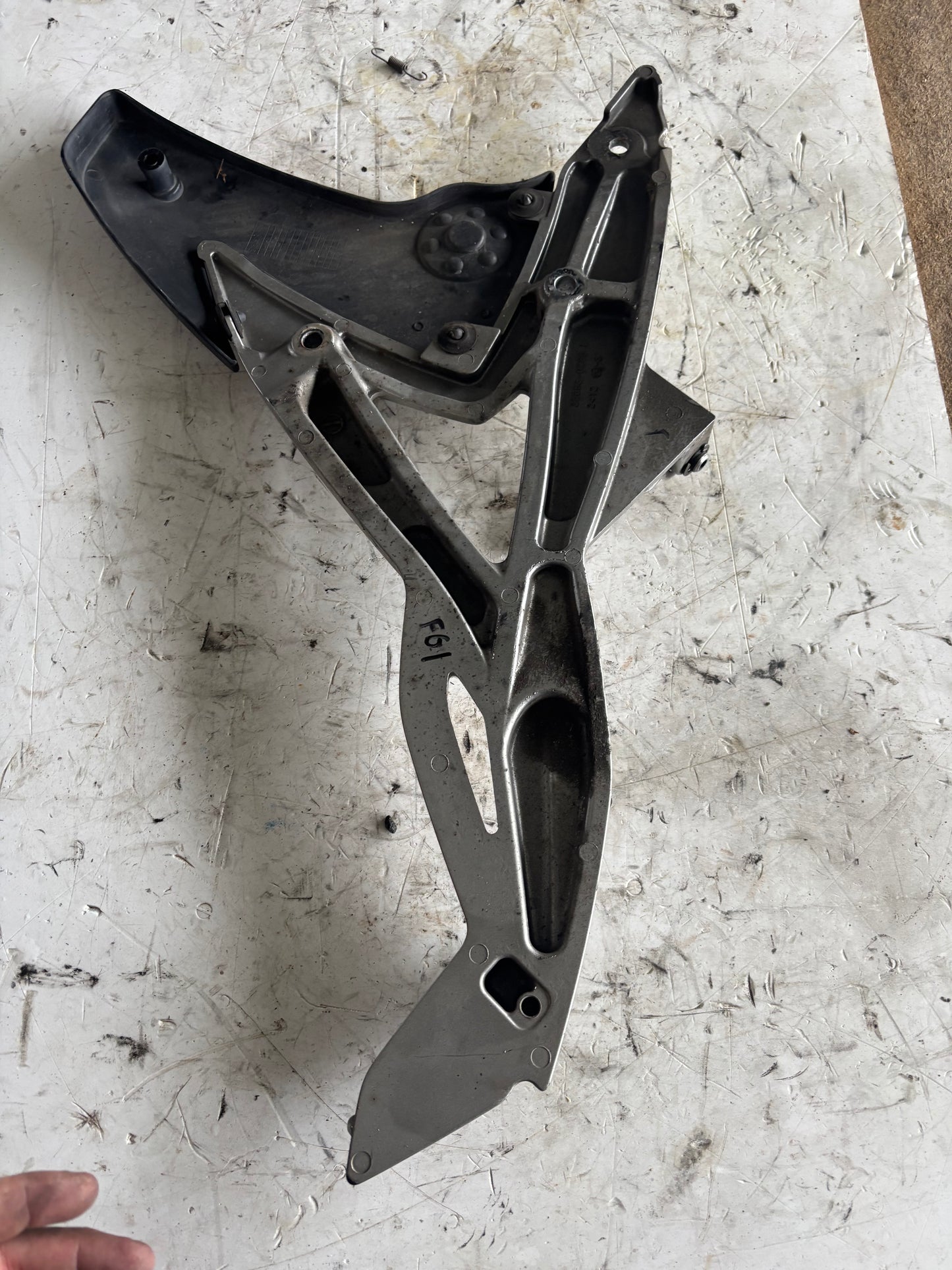 Platine repose cale pied gauche kawasaki er6n er6f 2005/2008