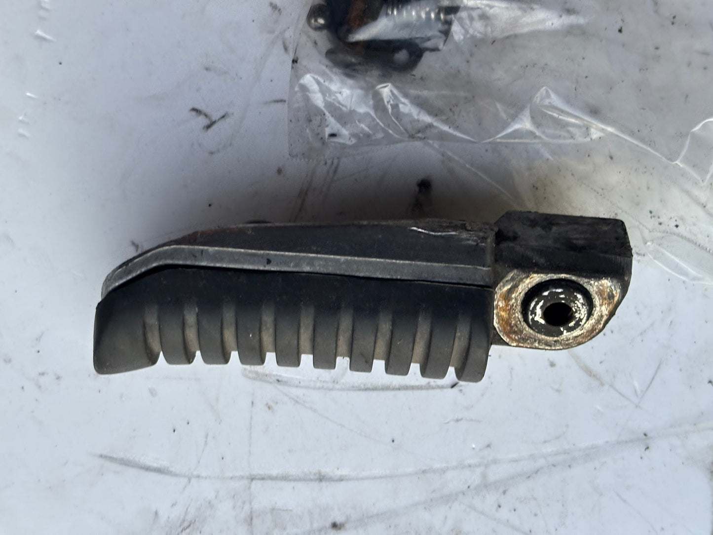 Kawasaki ER6N ER6F linke hintere Fußstütze