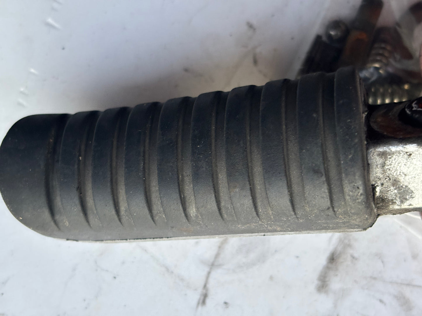 Kawasaki ER6N ER6F linke hintere Fußstütze