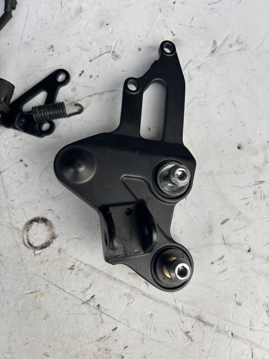 Platine droite support repose pied  yamaha mt-07 tracer 700 2014/2024