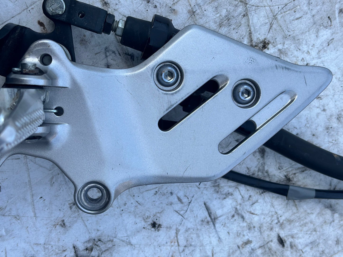 Platine avant droite pédale de frein mt 09 2021-2024