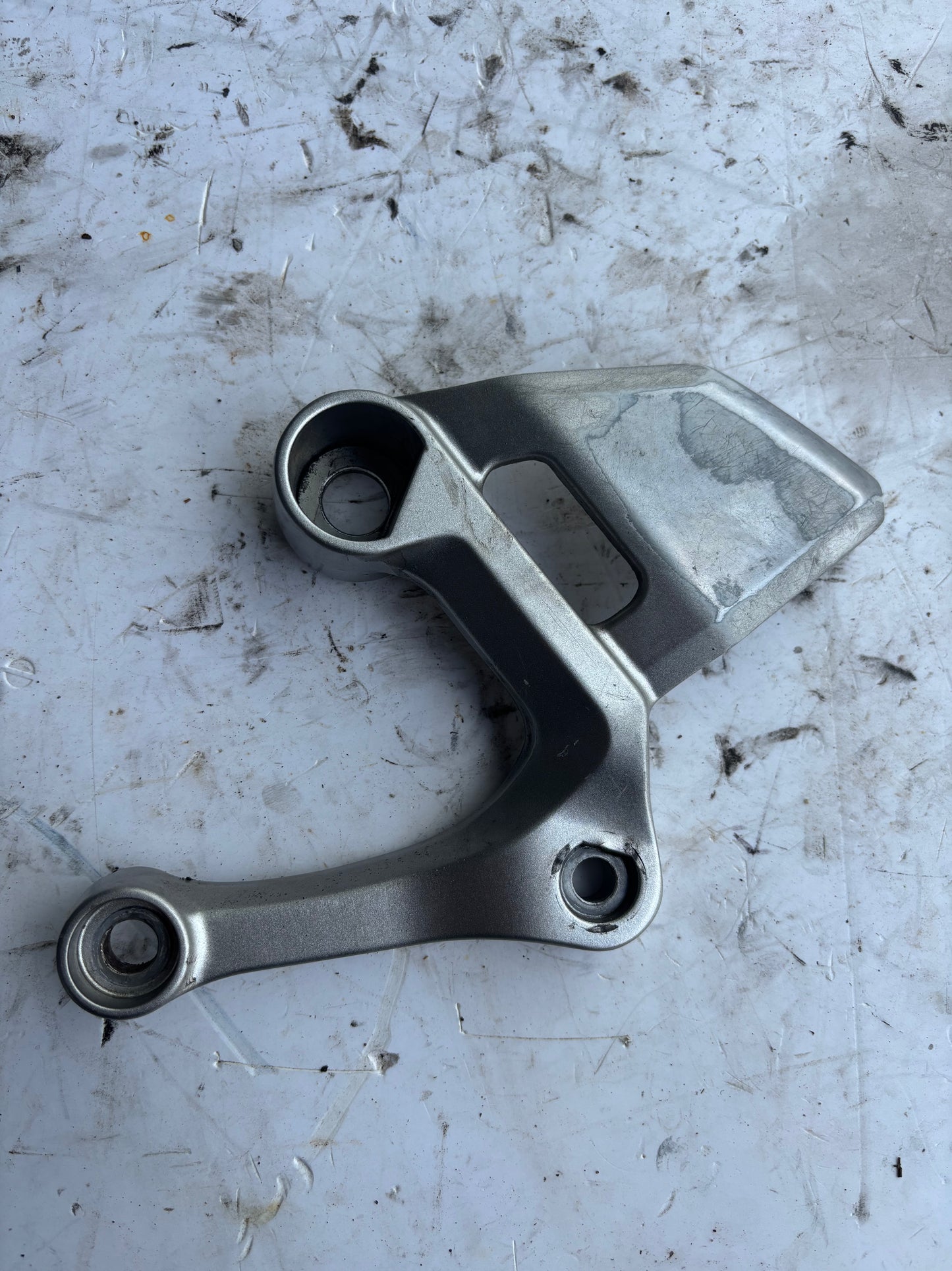 Linke Fußrastenplattenhalterung Yamaha MT 09 Tracer 900 2013-2020