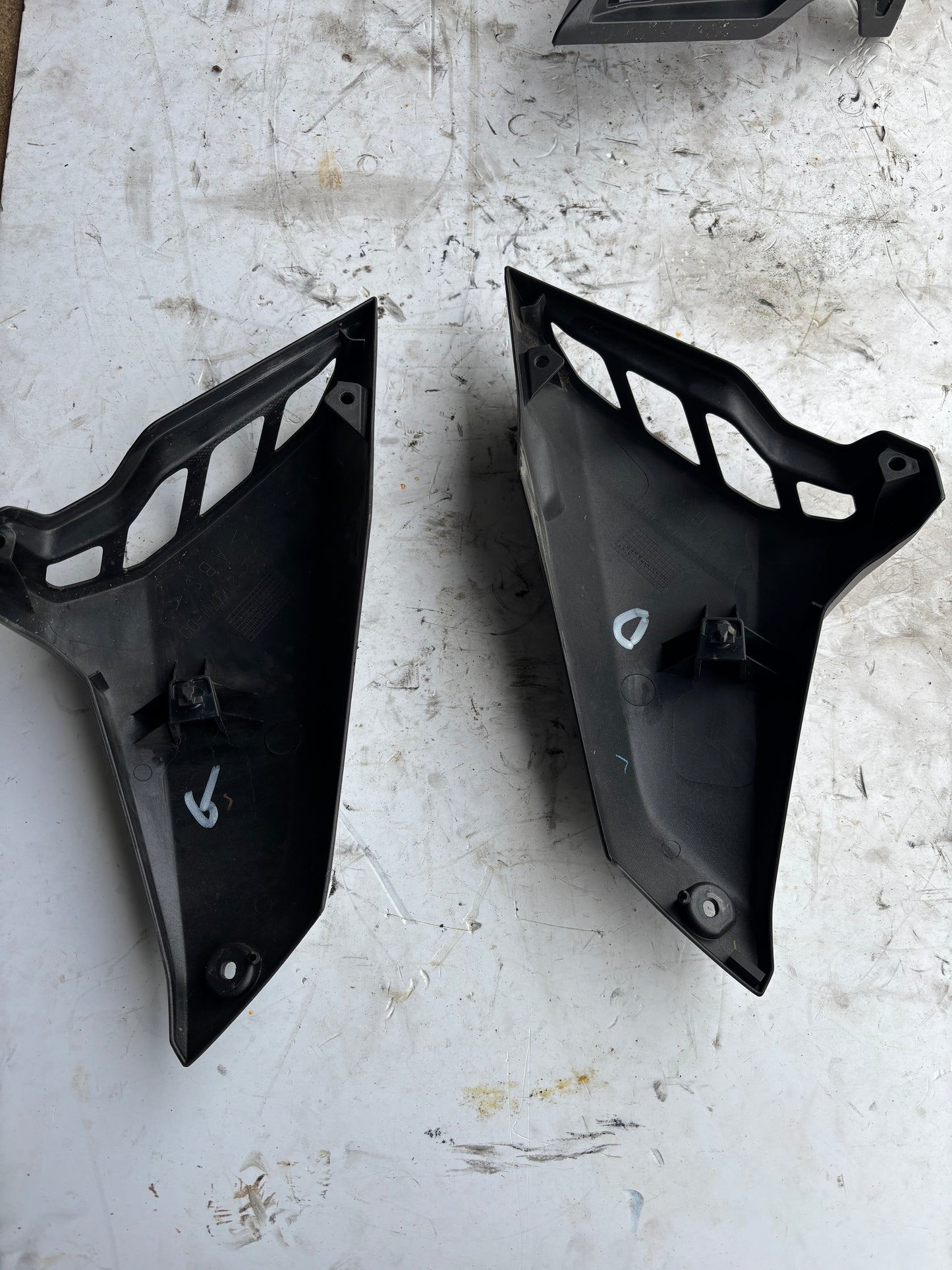 Lufteinlasshutze links für Tank Yamaha MT 09 2017-2020