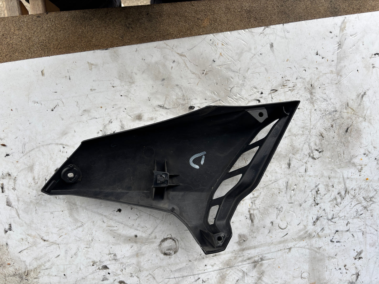 Lufteinlasshutze rechts für den Tank Yamaha MT 09 2017-2020