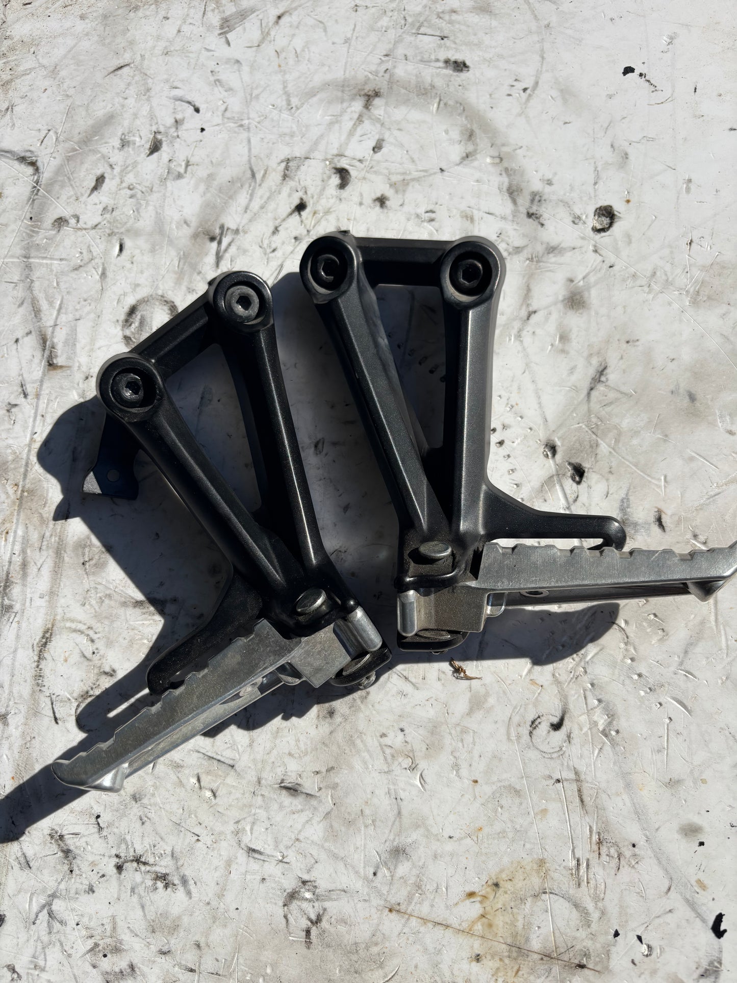 Paar hintere Fußrastenplatten für Yamaha MT09 2017/2020
