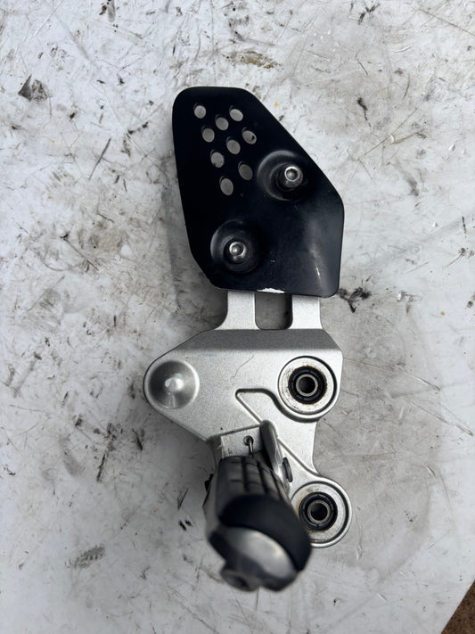 Platine cale pied frein droite yamaha mt07 mt 07 2014 2017