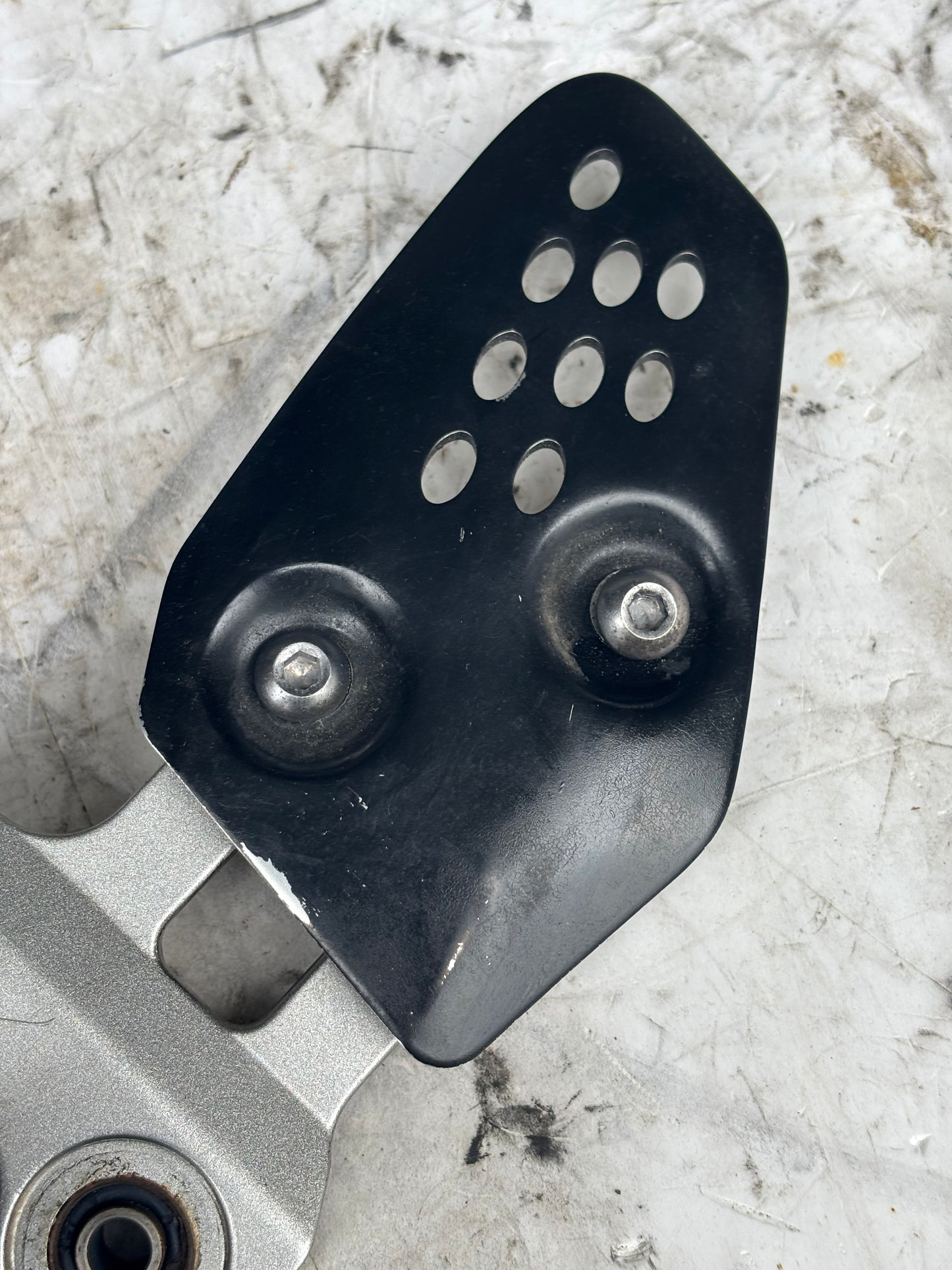 Platine cale pied frein droite yamaha mt07 mt 07 2014 2017