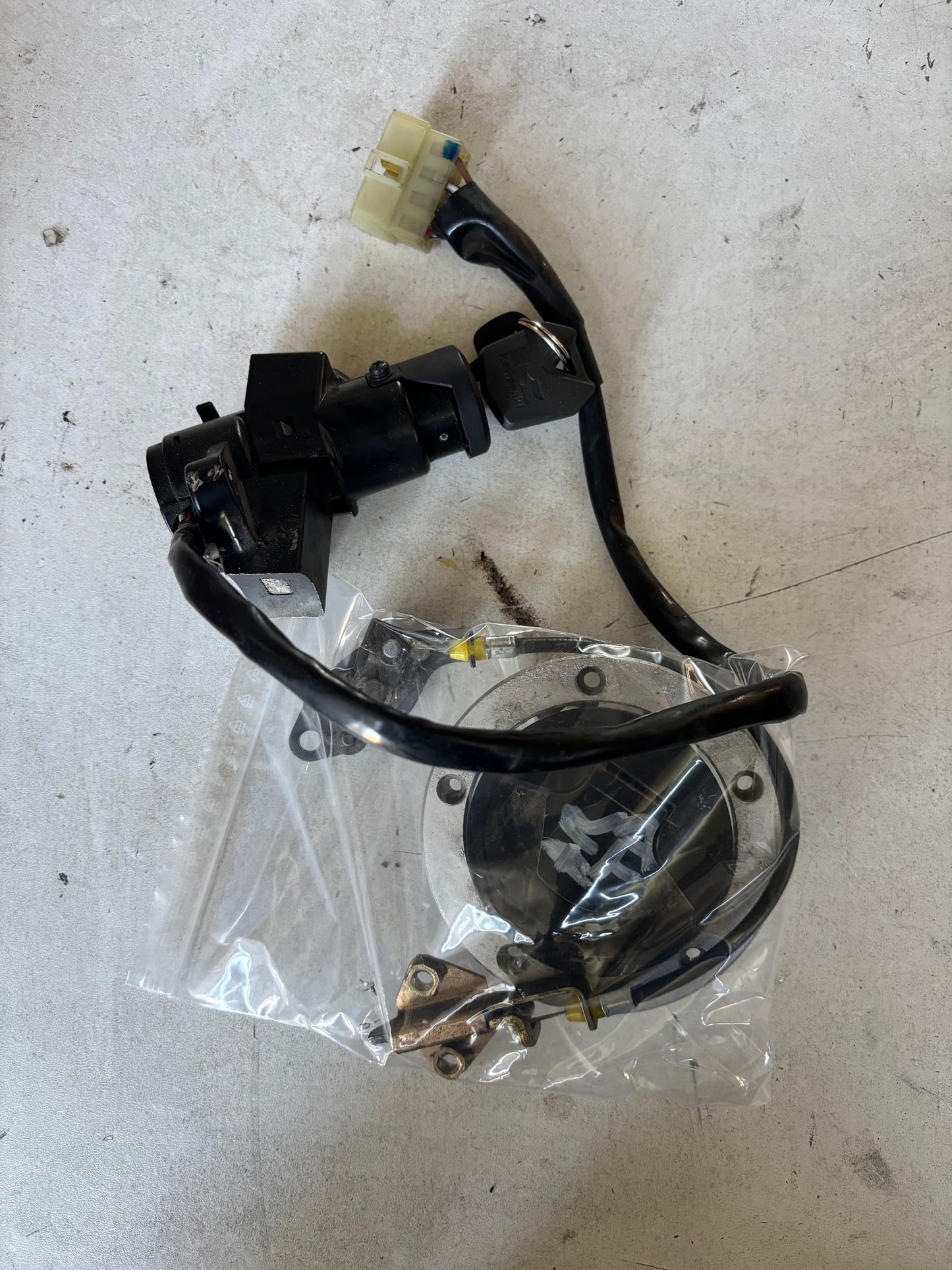 Kit serrure démarrage Kawasaki Er6n Er6f  2005/2011 neiman/trappe/ serrure selle/1 clés