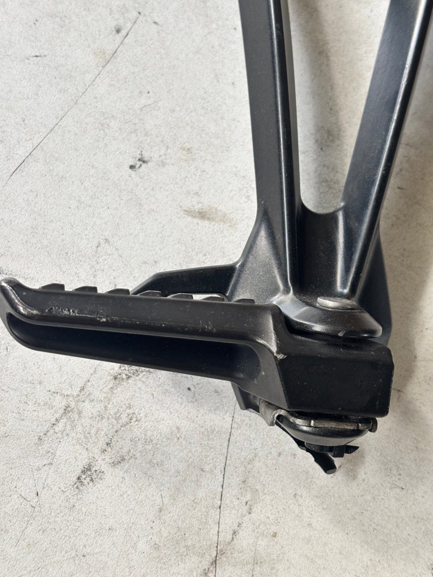 Platine arrière passager repose pied droite Kawasaki zx6r 2009/2012