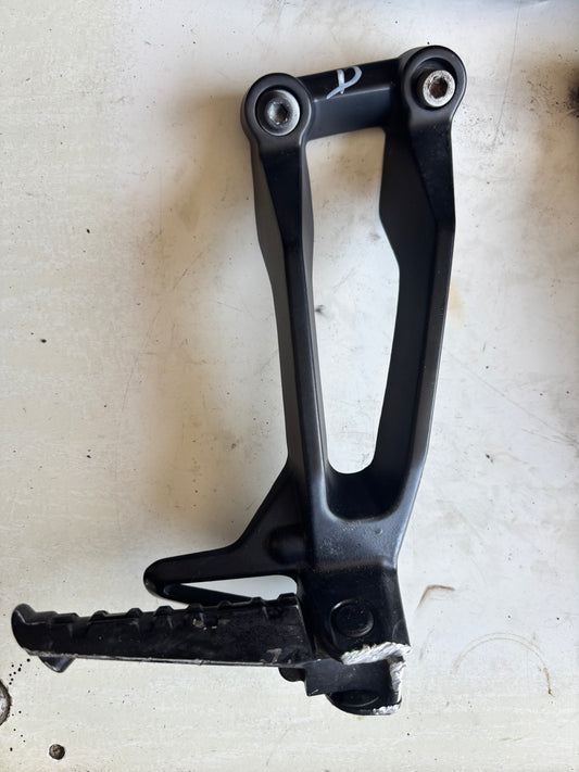 Platine Repose arrière droit Yamaha tracer 900 2015/2020