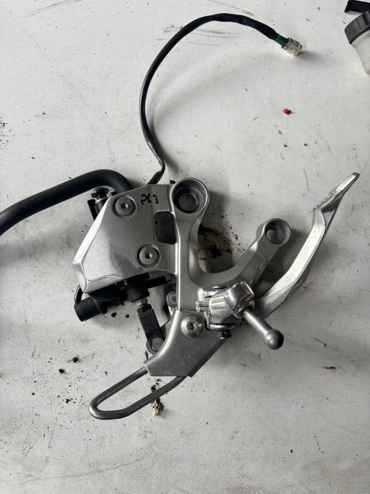Platine conducteur droite / repose cale pied Yamaha MT 09 2013/2020