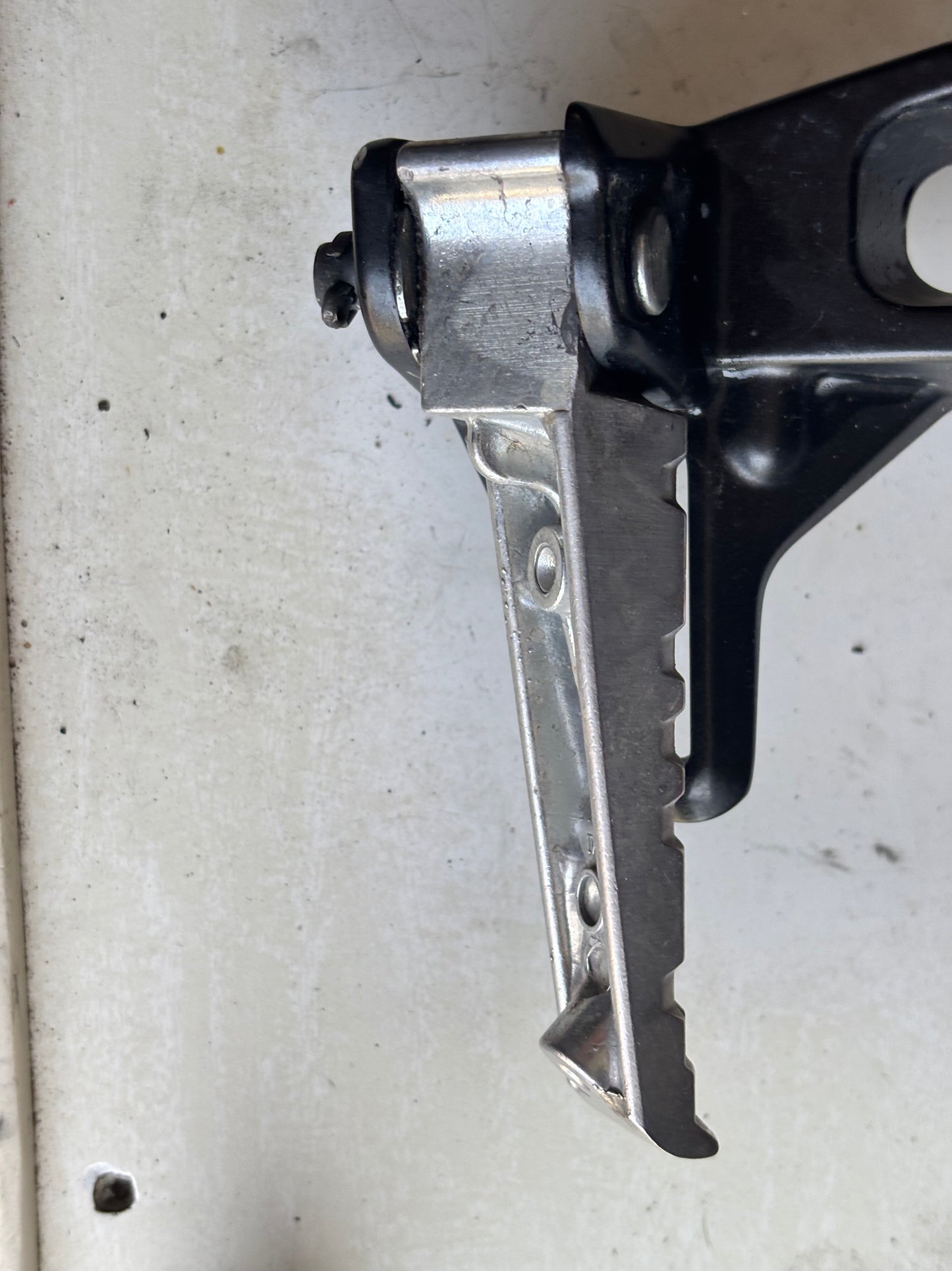Platine Repose pied arrière gauche Yamaha tracer 900 2015/2020