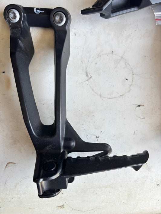 Platine Repose pied arrière gauche Yamaha tracer 900  2015/2020