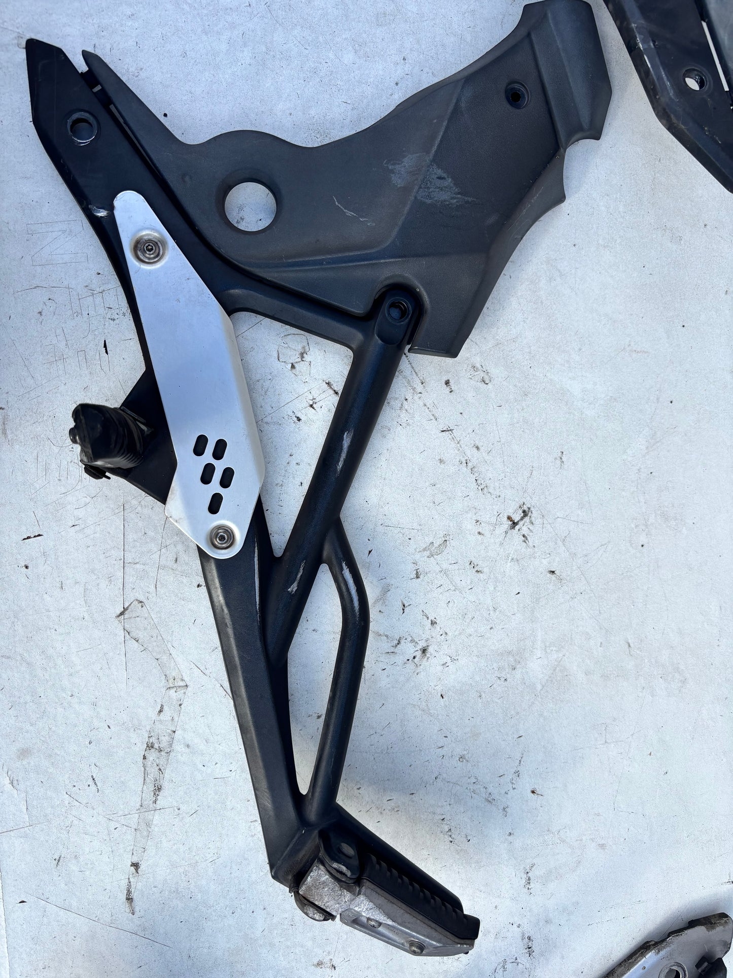 Platine repose pied gauche noir Kawasaki er6n Er6f  2009/2011