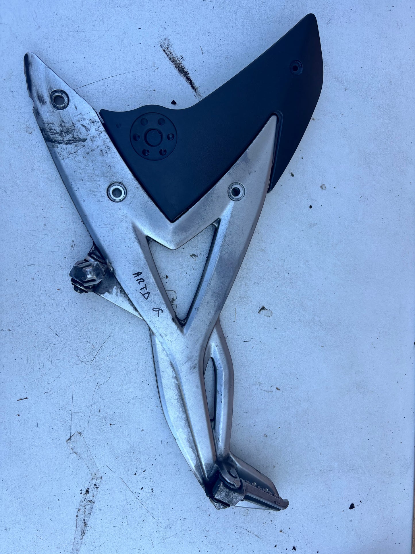 Platine repose cale pied gauche kawasaki er6n er6f 2005/2008