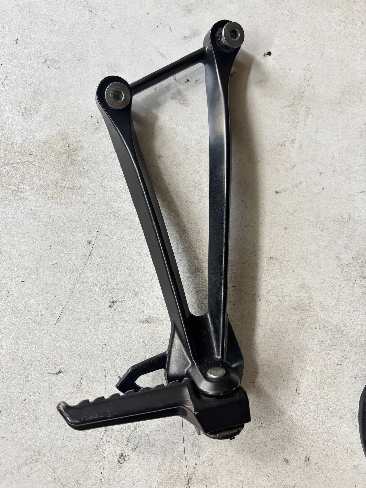 Platine arrière passager repose pied droite Kawasaki zx6r 2009/2012