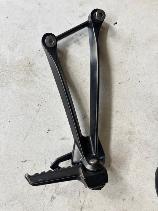 Platine arrière passager repose pied droite Kawasaki zx6r 2009/2012
