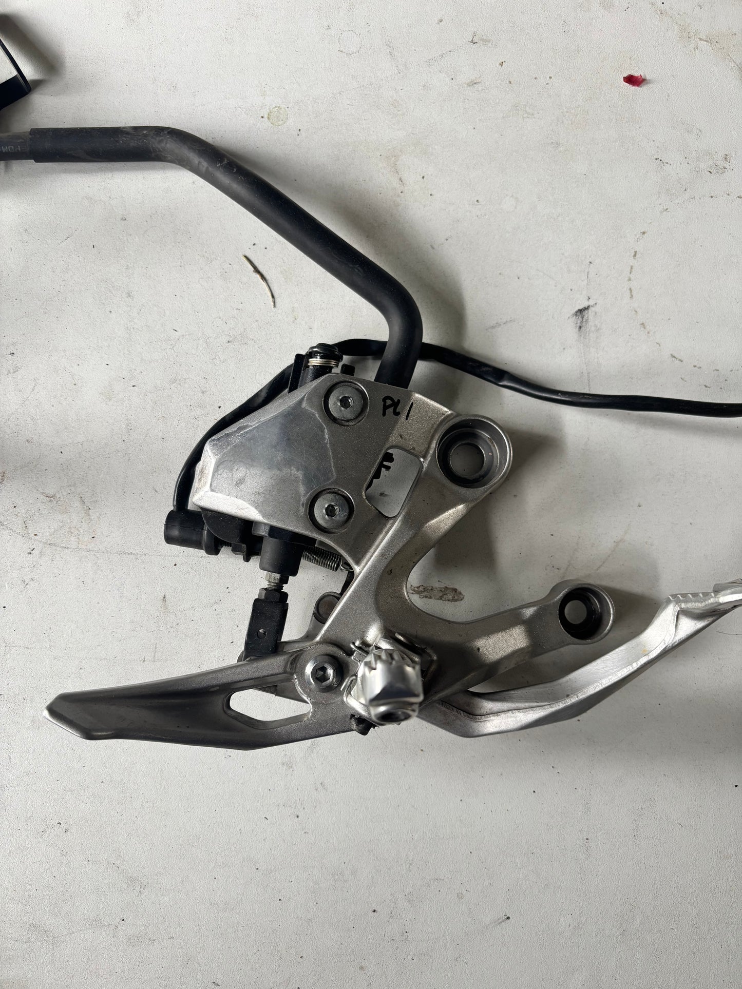 Platine conducteur droite de frein complète repose cale pied Yamaha MT 09 2013/2020