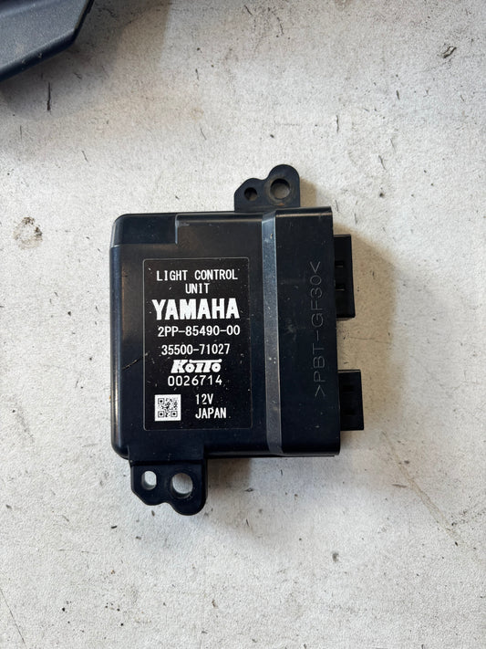 Boitier électronique phare avant yamaha tracer 900 2015/2020
