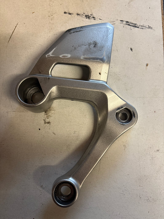 Linke Fußrastenplattenhalterung Yamaha MT 09 Tracer 900 2013-2020