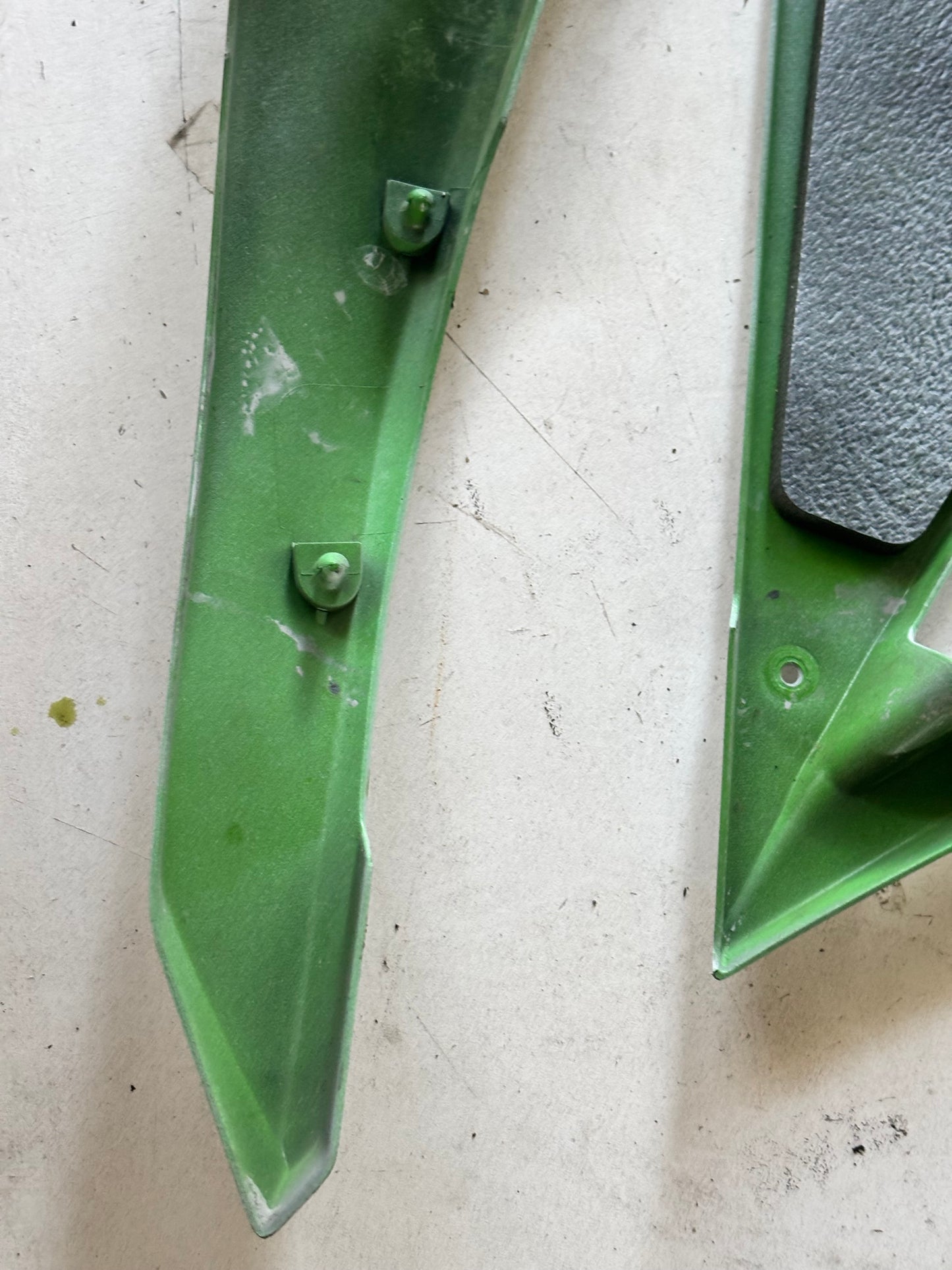 Panneau flanc gauche  Kawasaki zx6r 2009/2012 à réparer