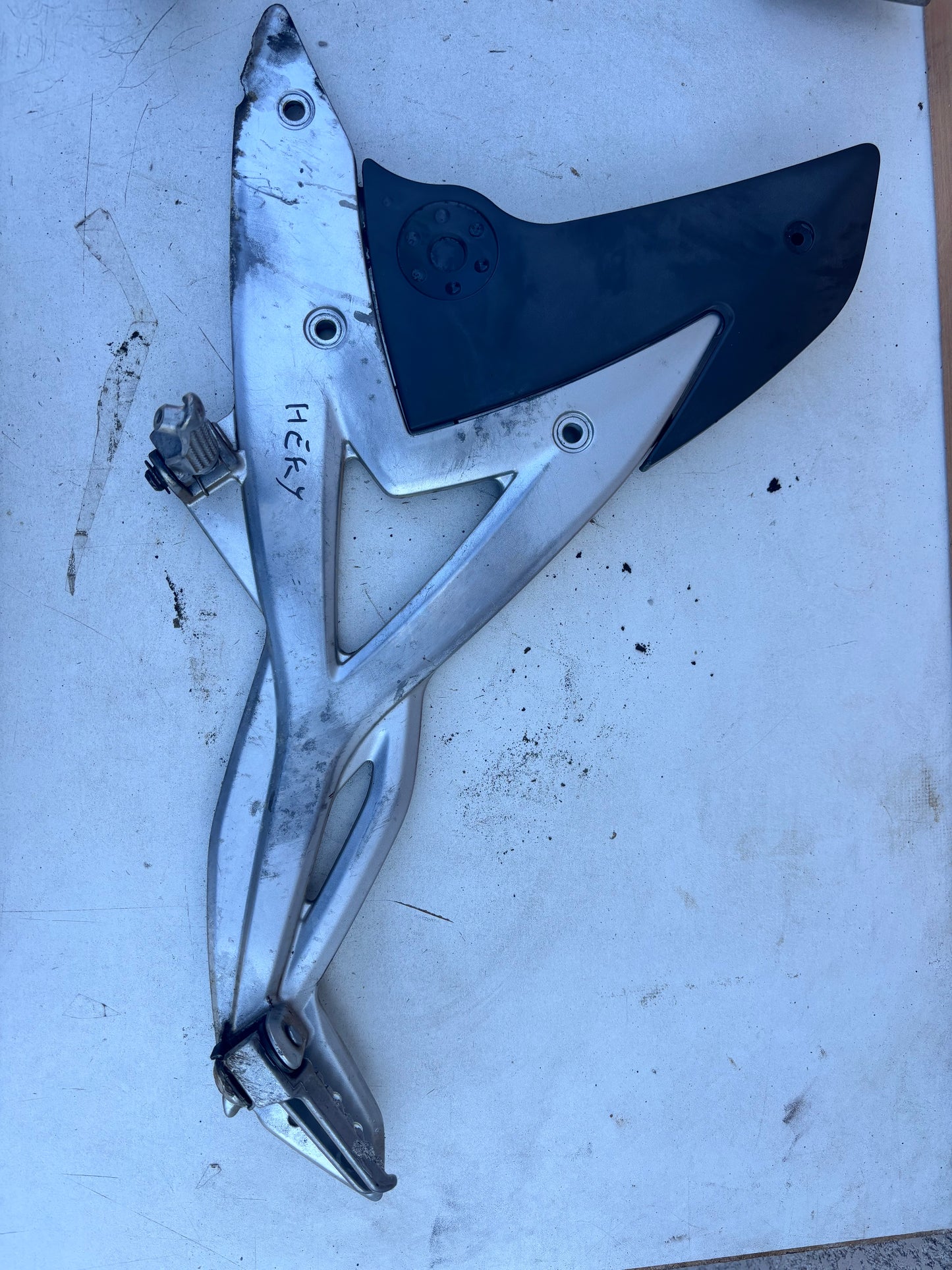 Platine repose cale pied gauche kawasaki er6n er6f 2005/2008