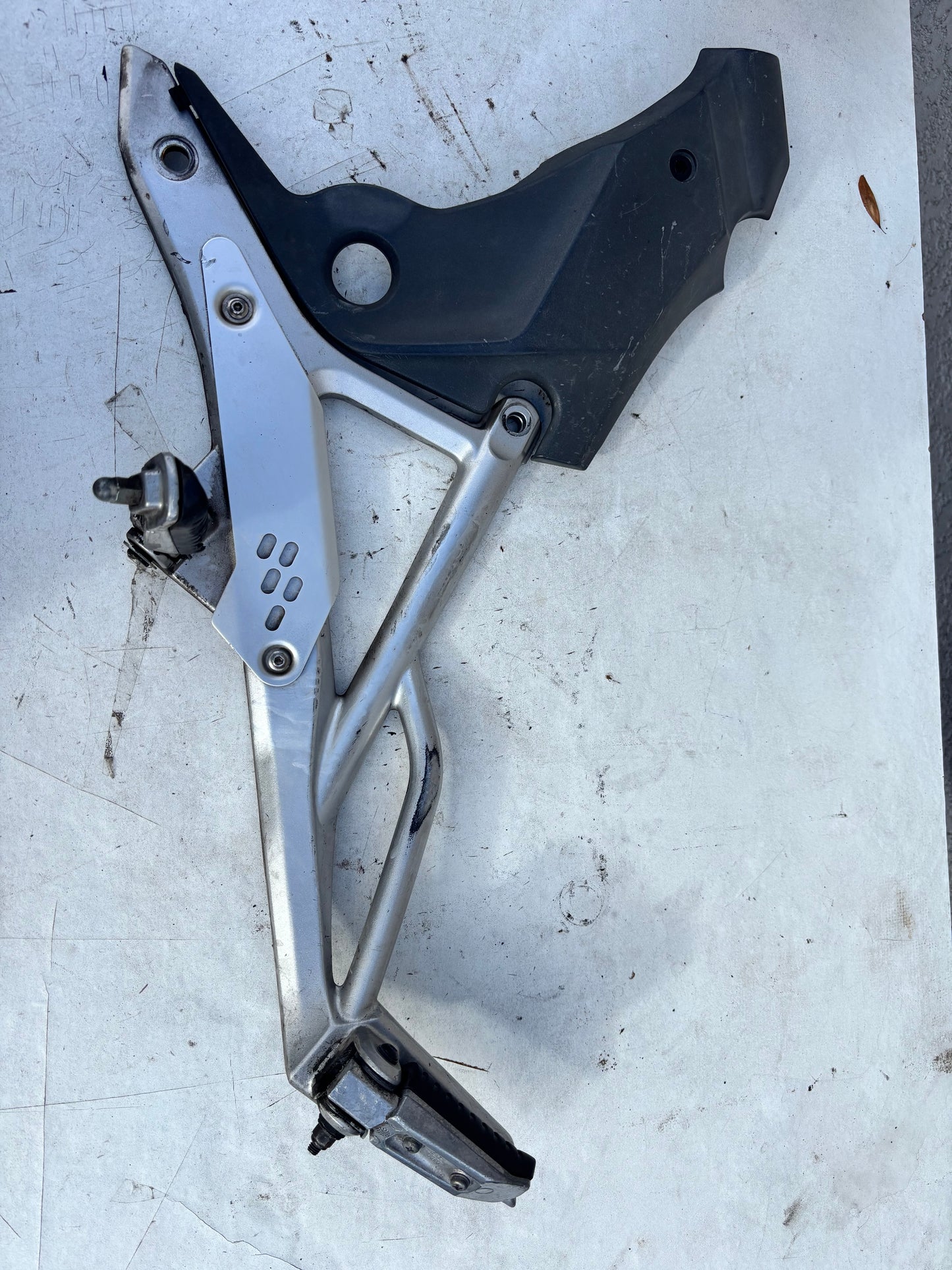 Platine repose pied gauche grise Kawasaki er6n Er6F 2009/2011