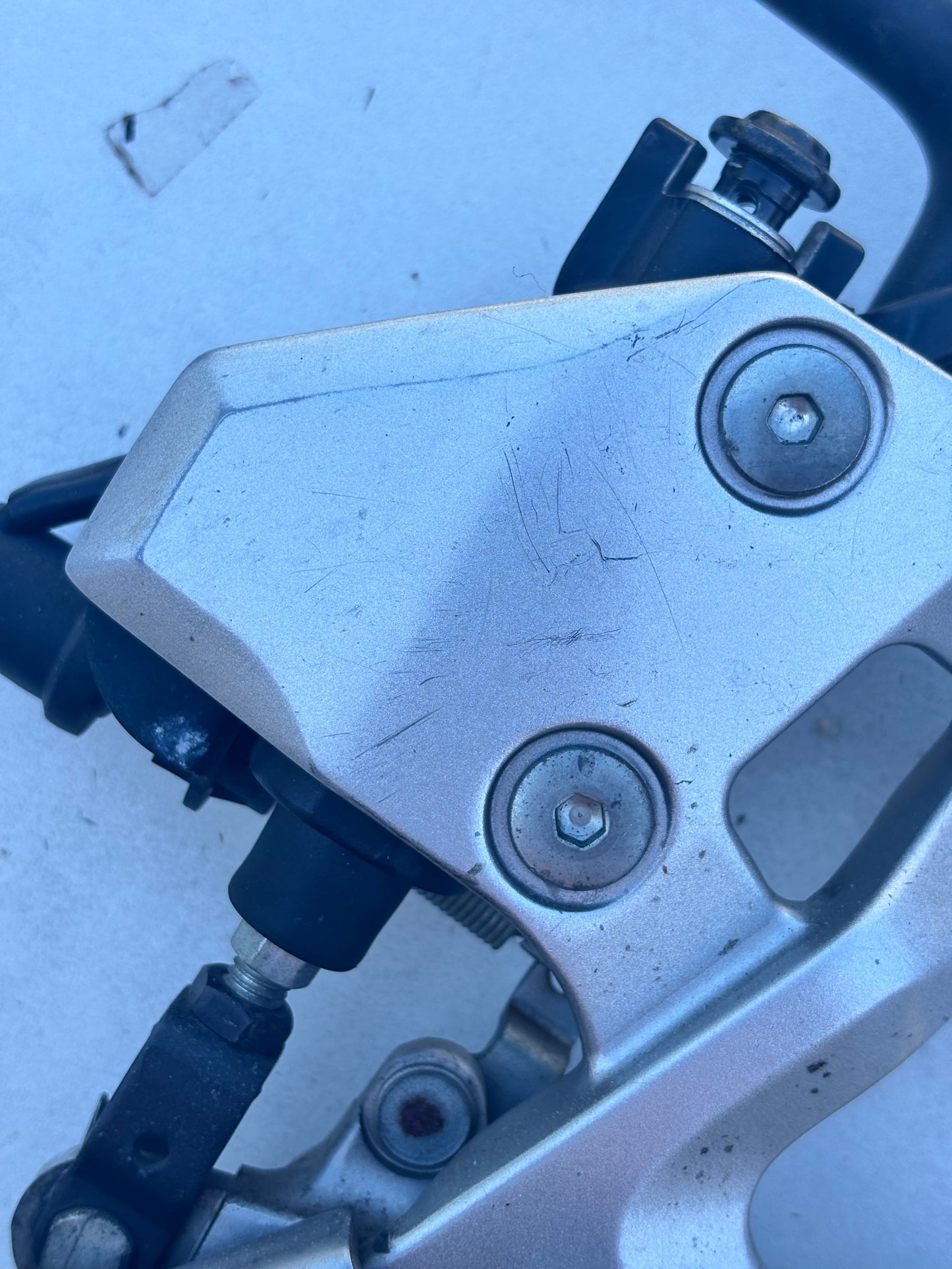 Platine conducteur droite / repose cale pied Yamaha MT 09 2013/2020